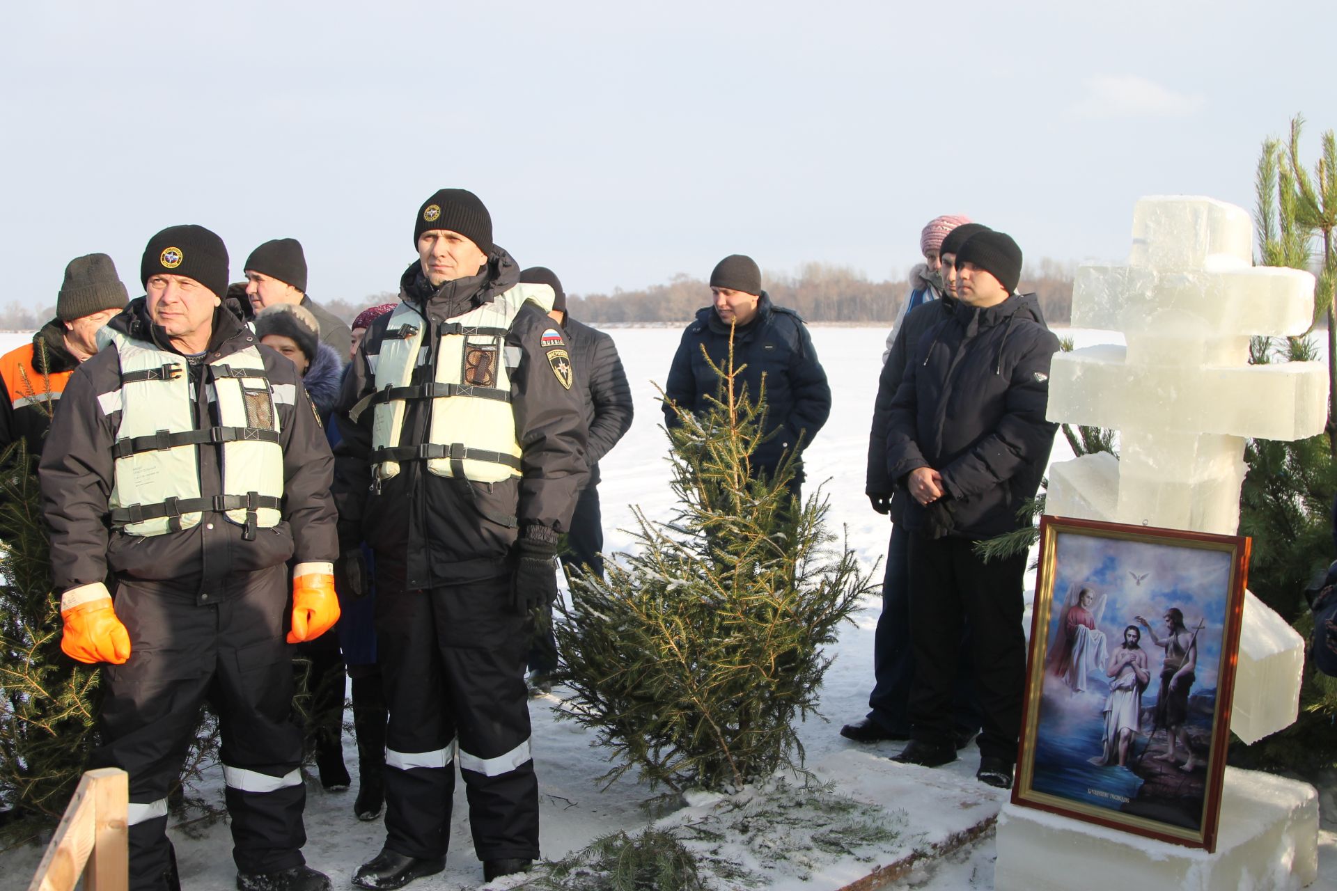 Мамадышцы встретили Крещение и окунулись в прорубь: фоторепортаж