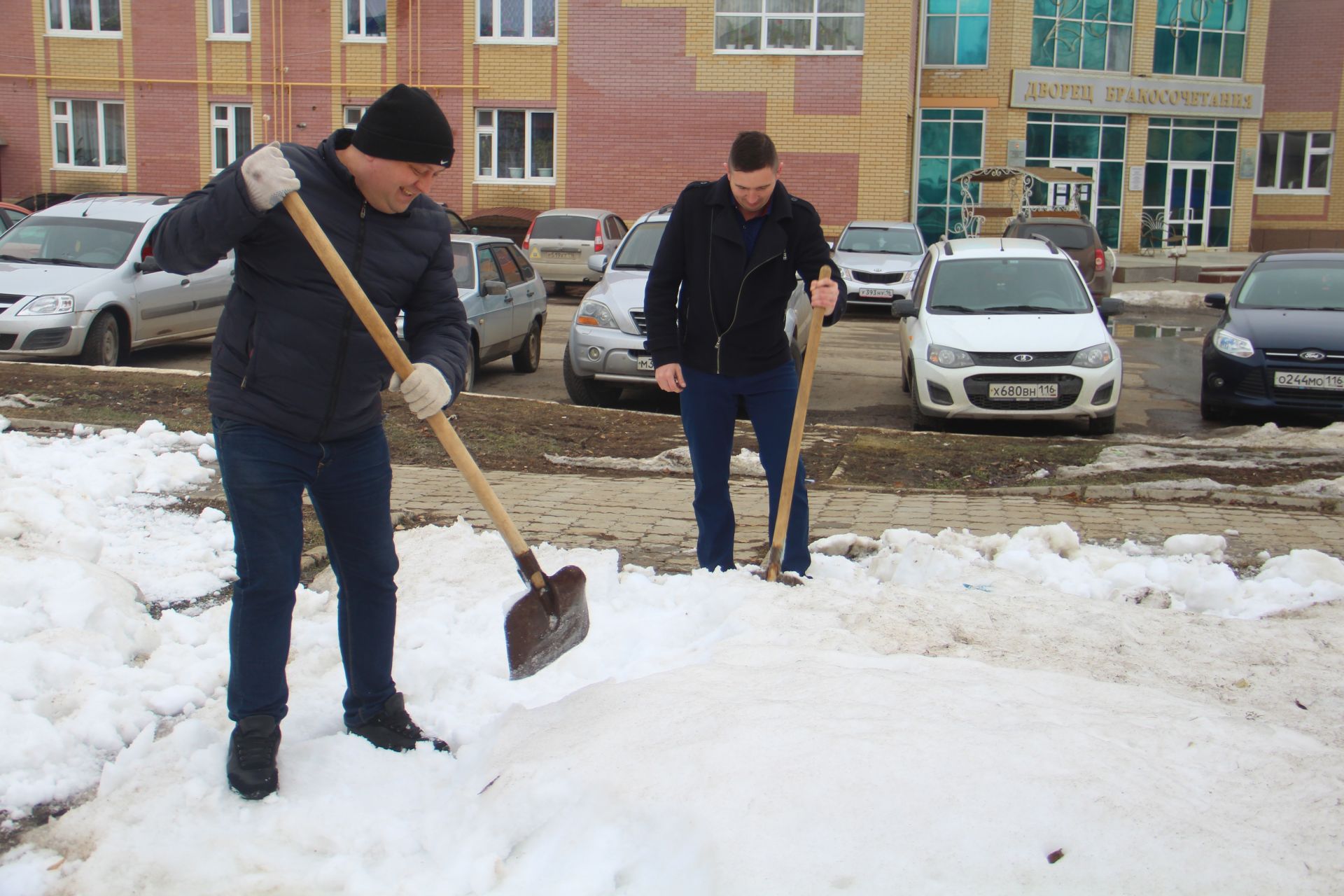 Сотрудники Совета и Исполнительного комитета одни из первых в районе вышли на субботник