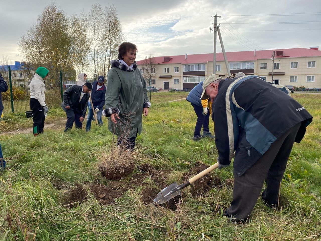 Около 300 саженцев сегодня высадили в Красной Горке