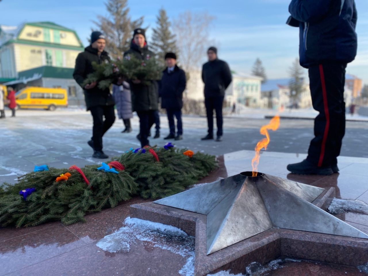 К Вечному огню в Мамадыше возложили цветы в День неизвестного солдата