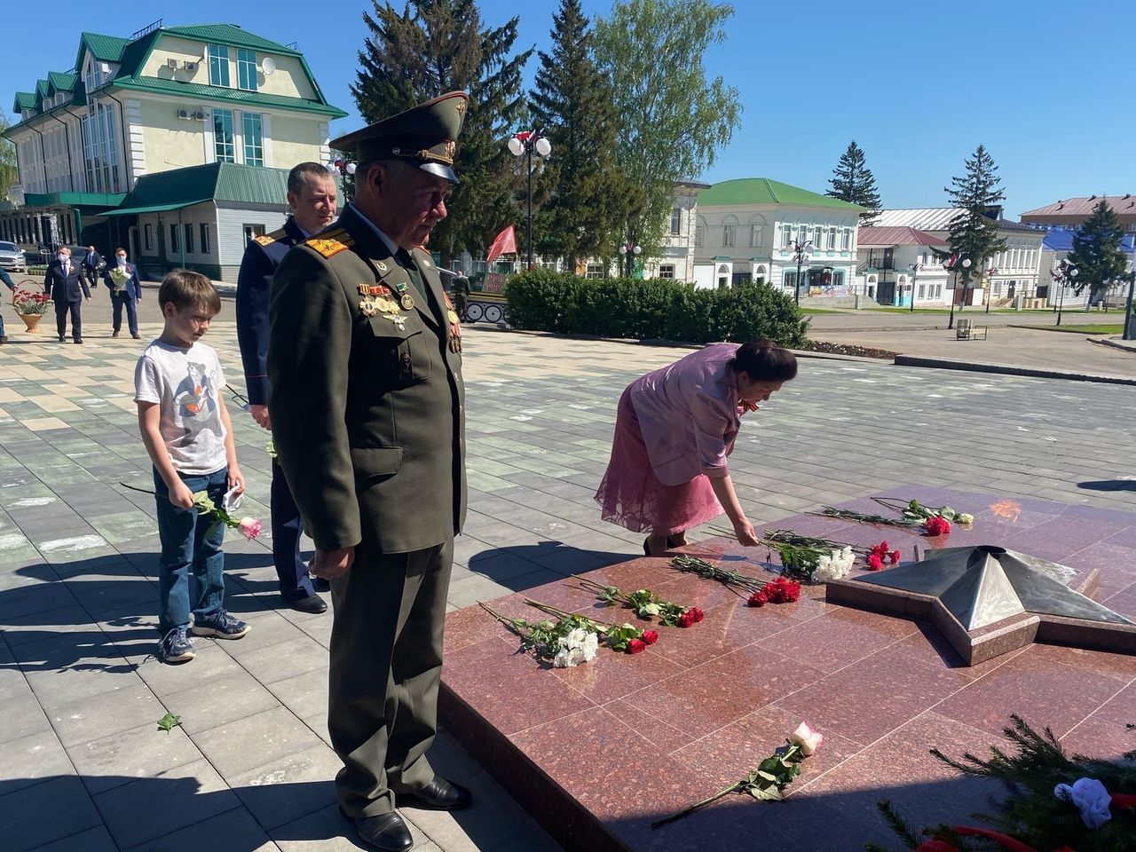 В День Победы к памятникам Мамадыша возлагают венки