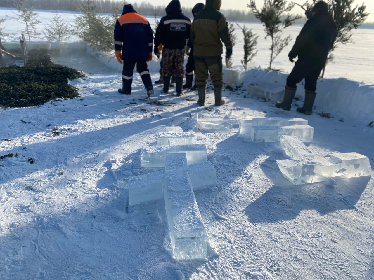 Спасатели готовят на Вятке купель к Крещению