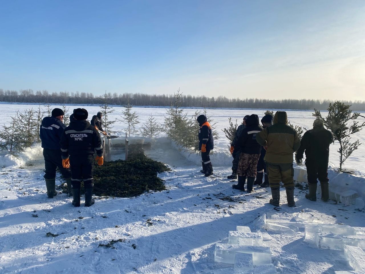 Спасатели готовят на Вятке купель к Крещению