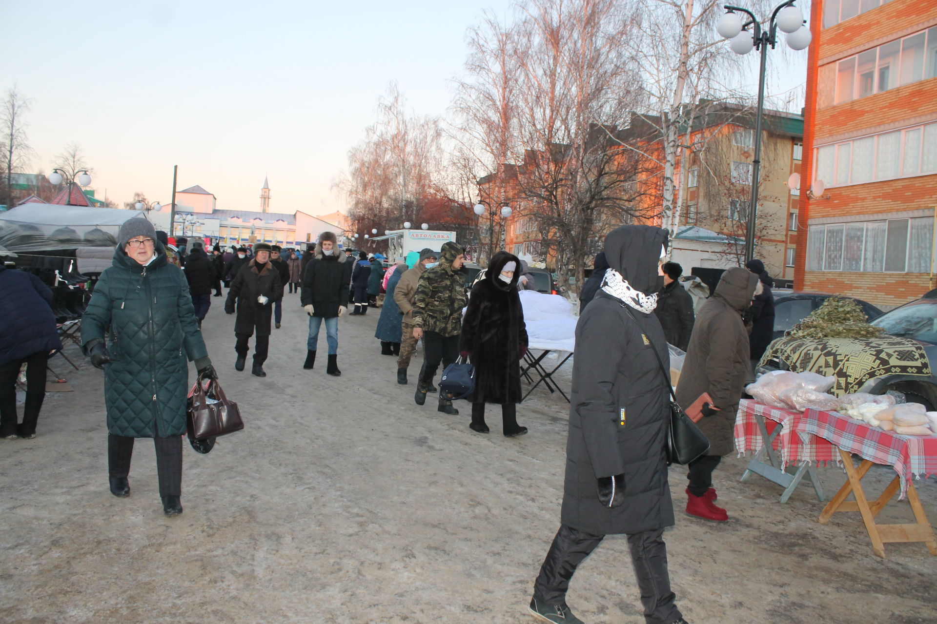 В эти минуты на Центральной площади города Мамадыш идет ярмарка