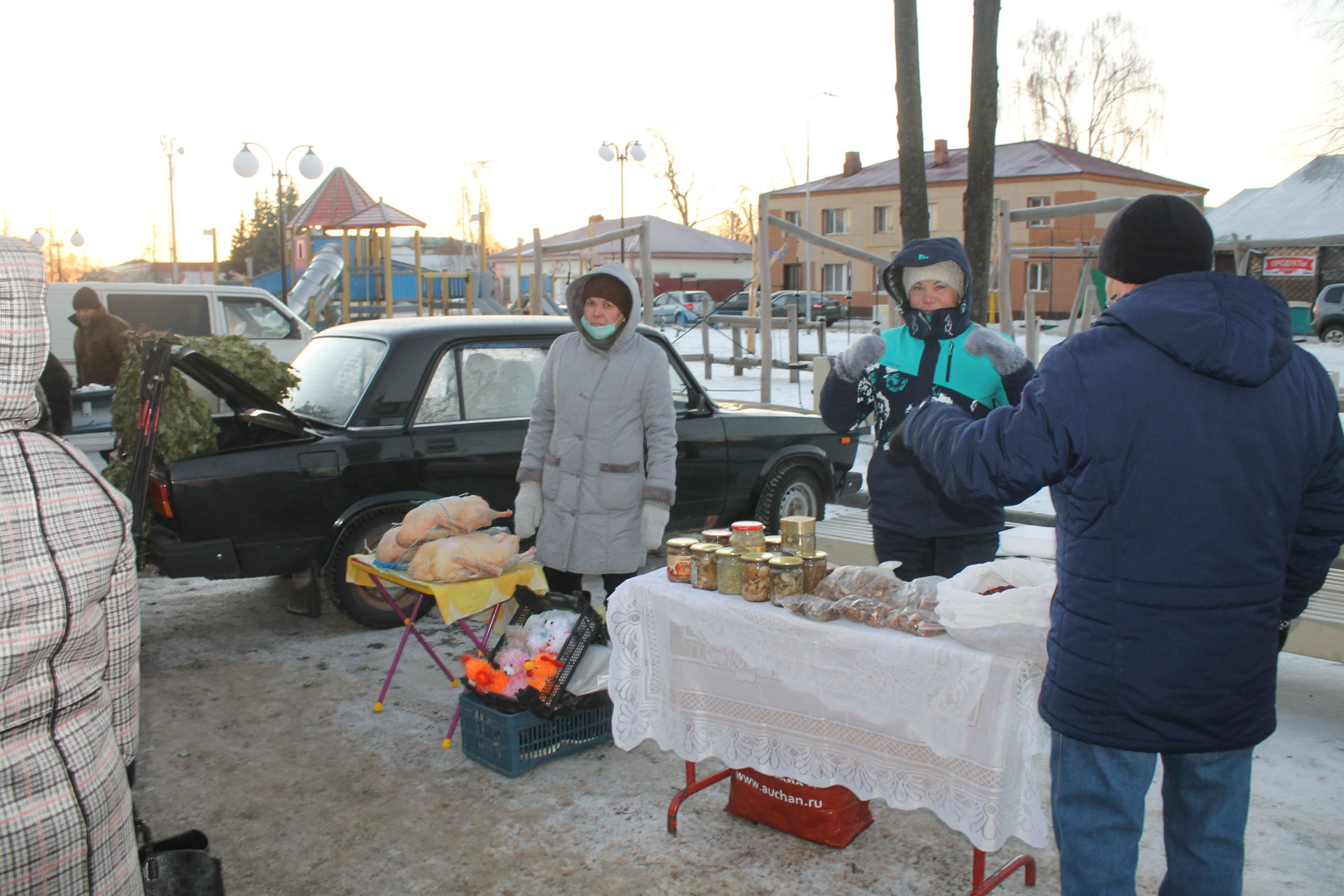 В эти минуты на Центральной площади города Мамадыш идет ярмарка