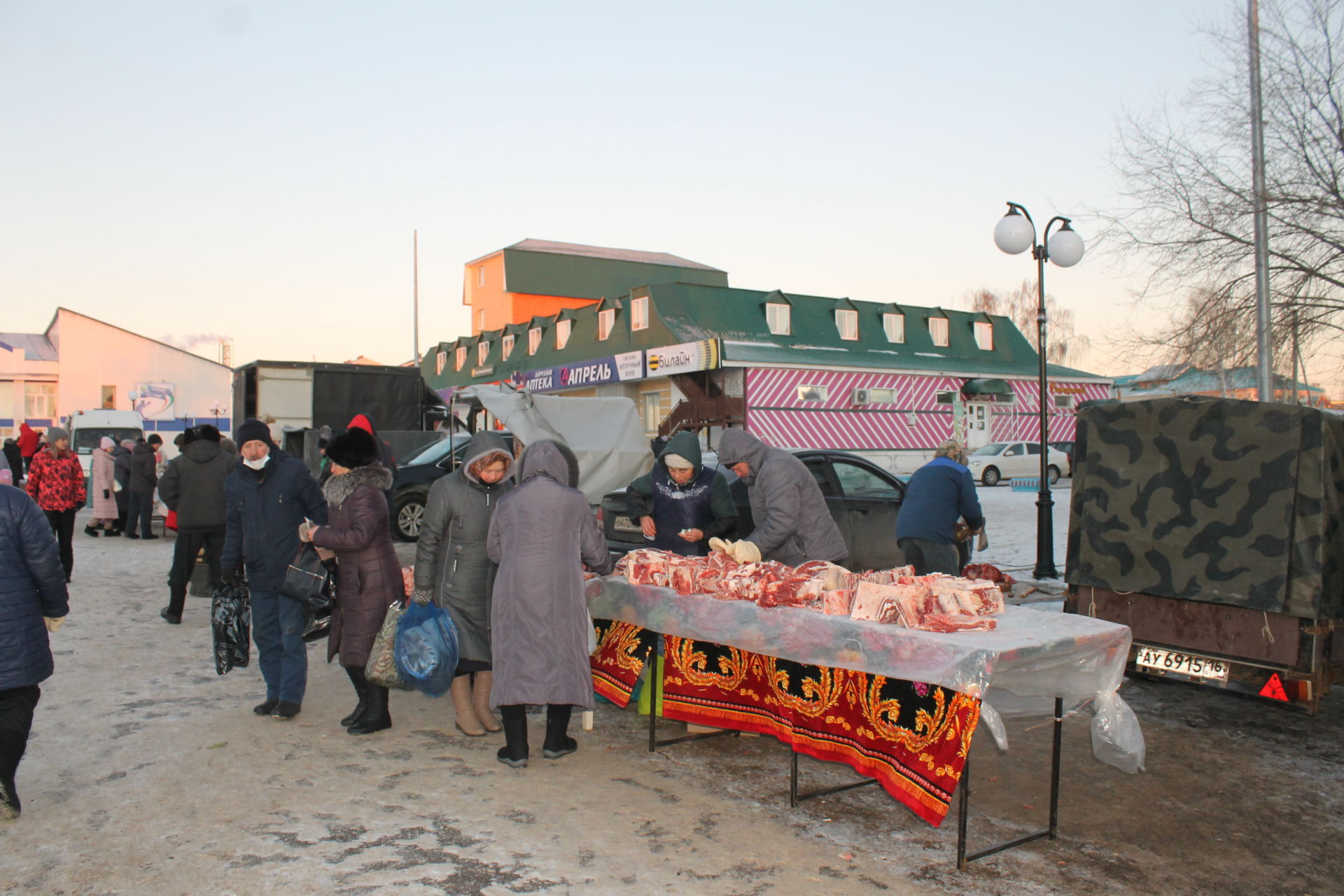 В эти минуты на Центральной площади города Мамадыш идет ярмарка