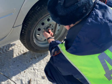 В Татарстане автоинспекторы помогли автоледи устранить неисправность автомобиля