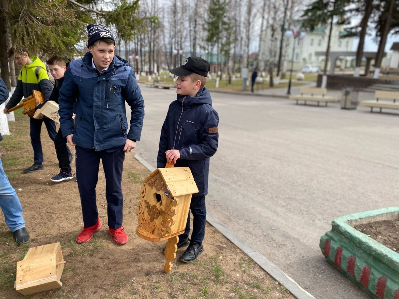 В центре Мамадыша повесили десятки уникальных скворечников