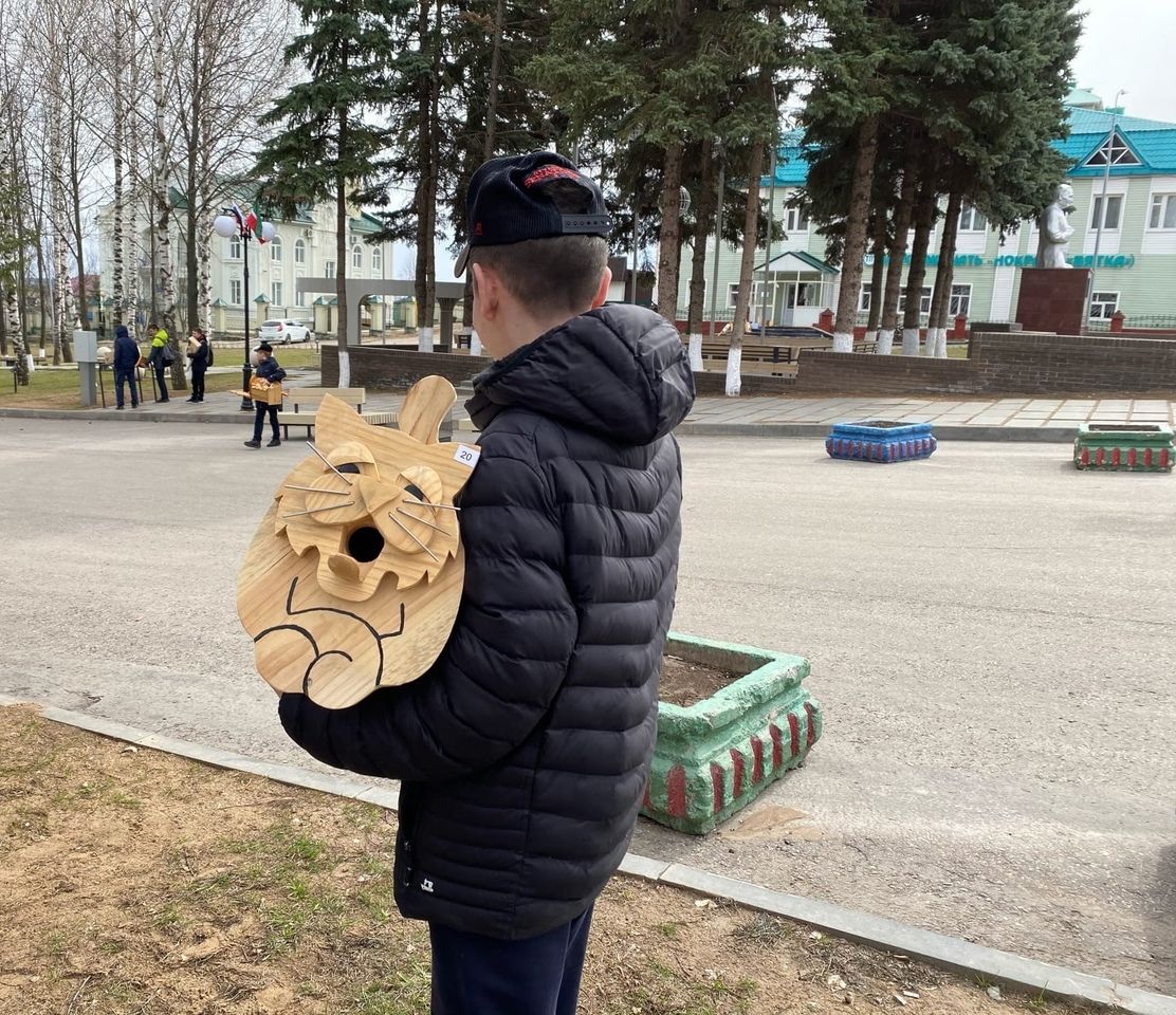 В центре Мамадыша повесили десятки уникальных скворечников