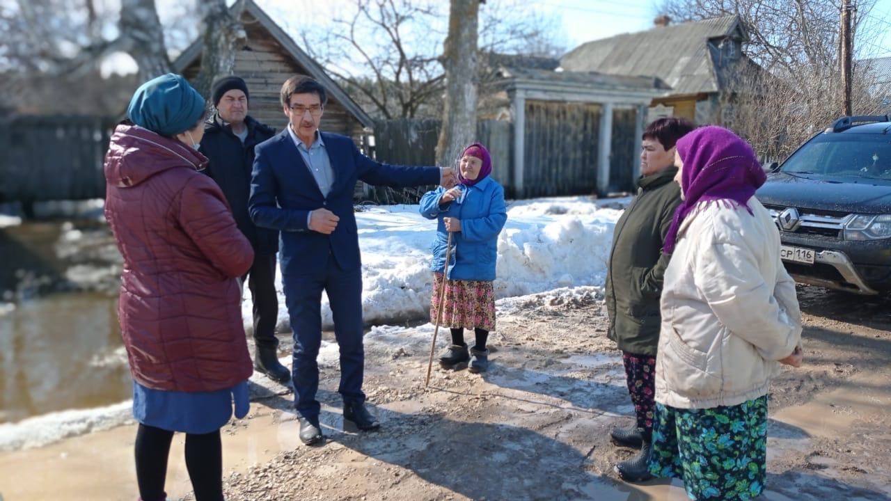 В Мамадышском районе затапливает деревню