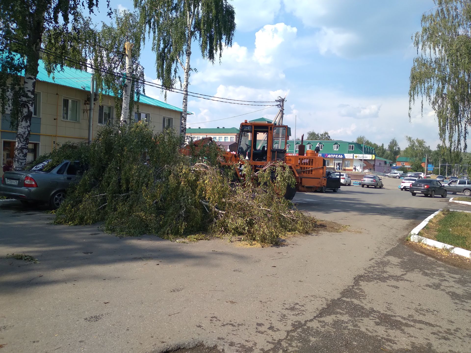 Оборванные электропровода, сорванные крыши, поваленные деревья и покореженные автомобили: над Мамадышем прошелся ураган