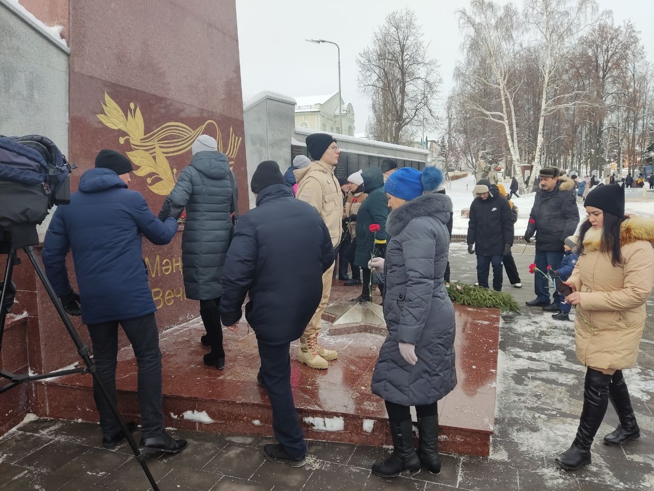 В День героев к мамадышским памятникам возложили венки и алые гвоздики