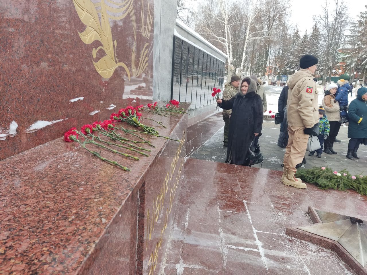 В День героев к мамадышским памятникам возложили венки и алые гвоздики