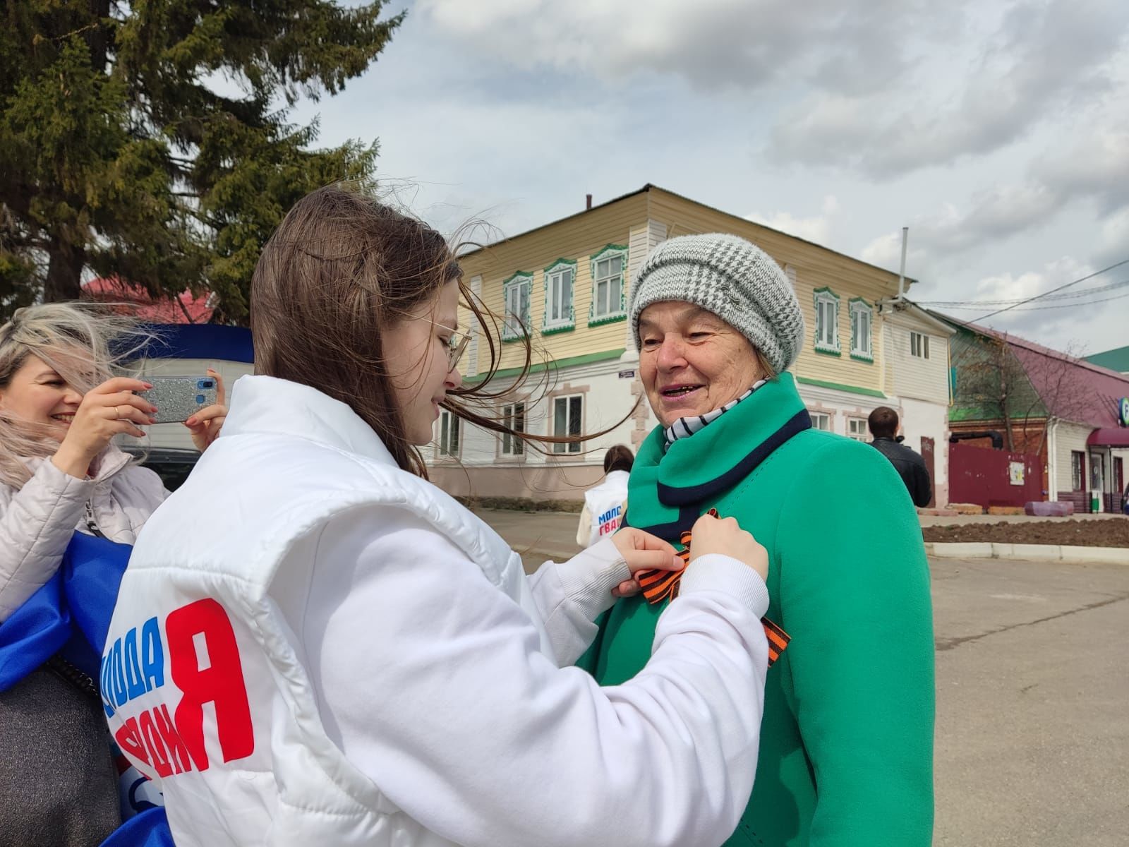 Мамадышцам раздали георгиевские ленточки