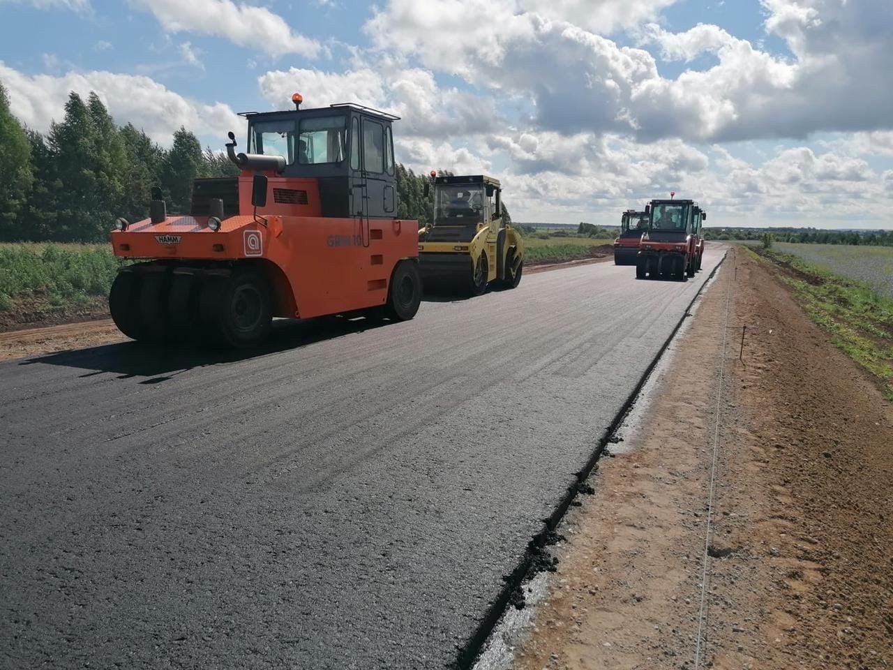 Дождались: в село Омары Мамадышского района кладут асфальтную дорогу