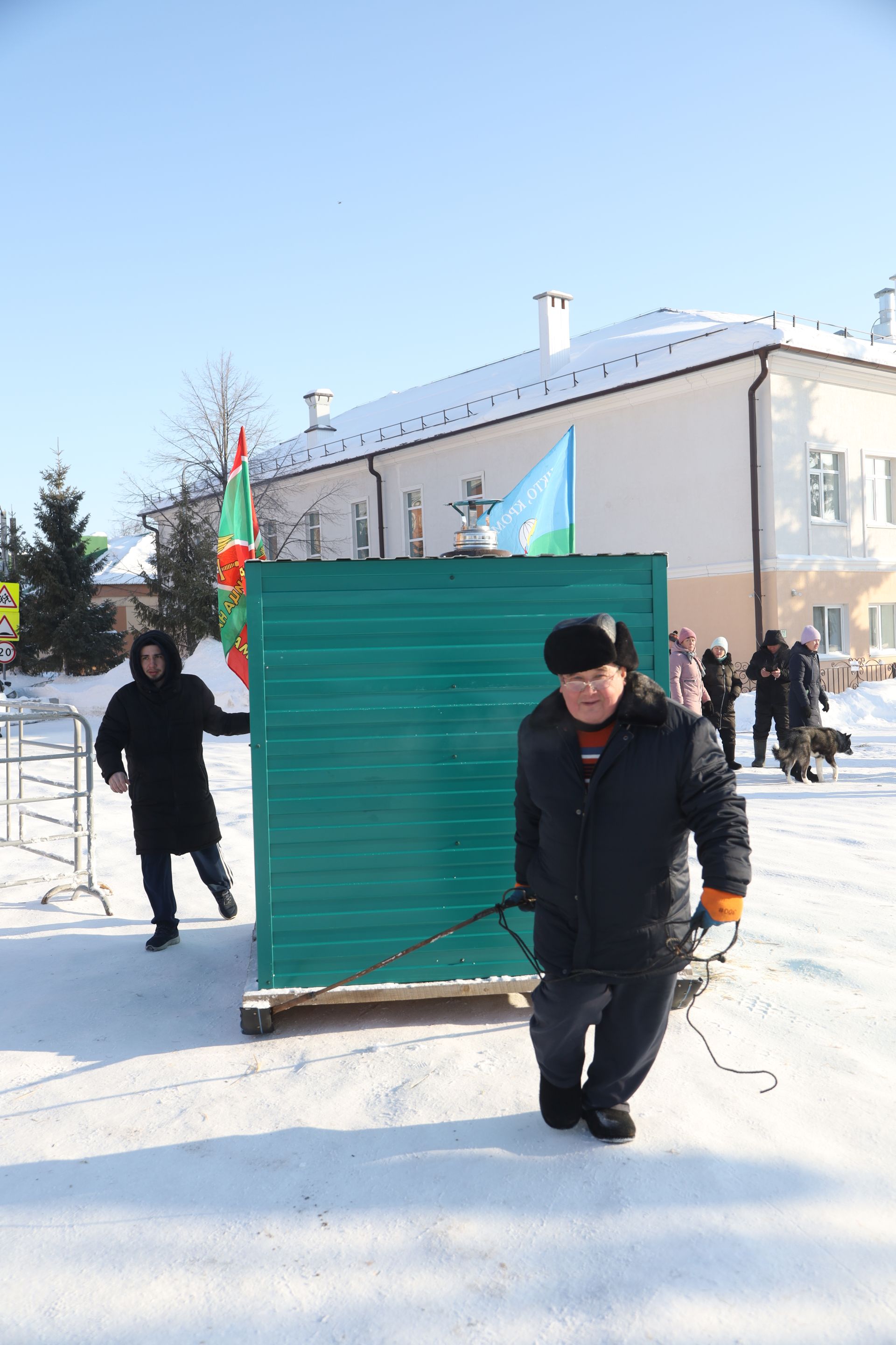 Креативные сани уже выстроились на центральной площади города