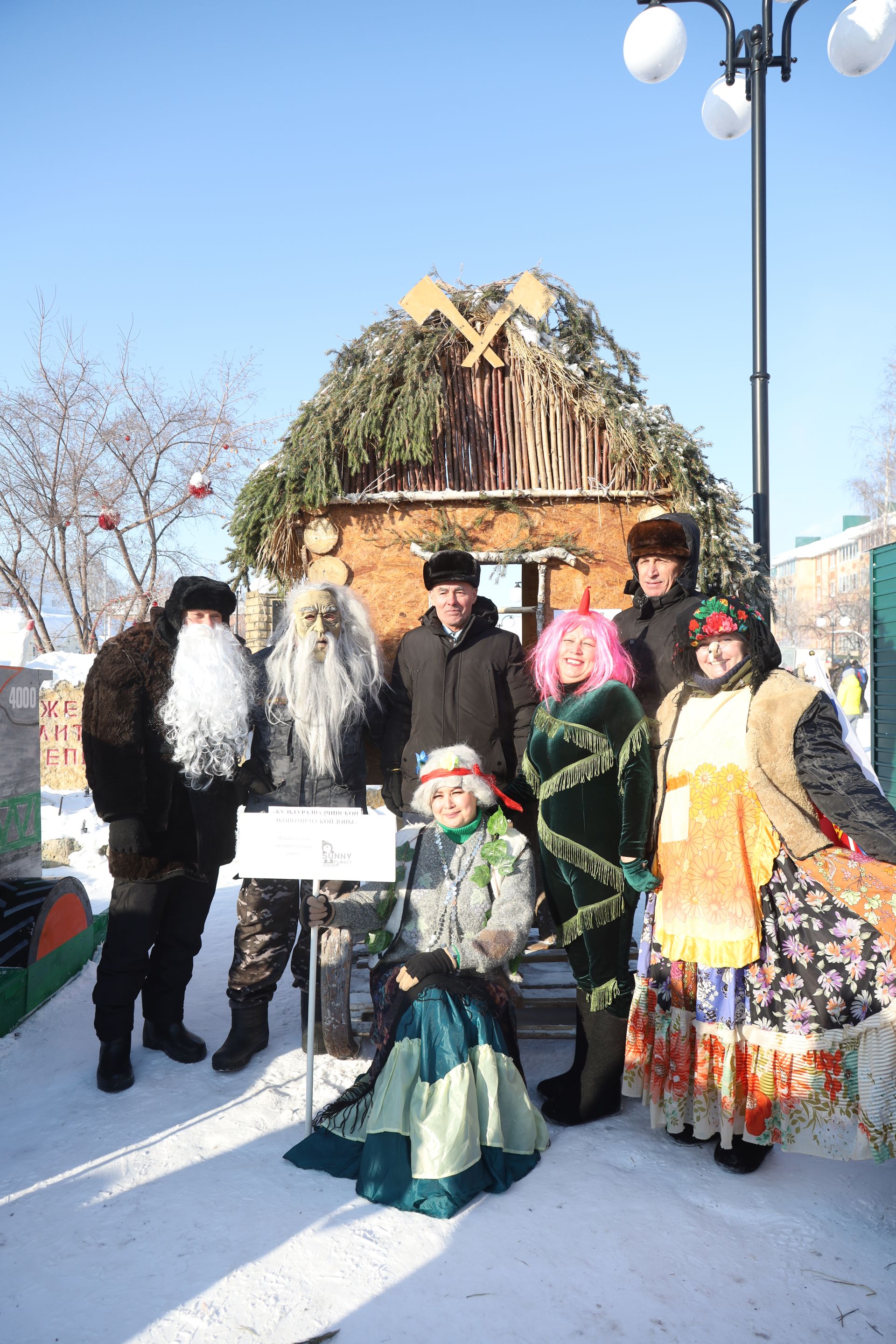 Креативные сани уже выстроились на центральной площади города