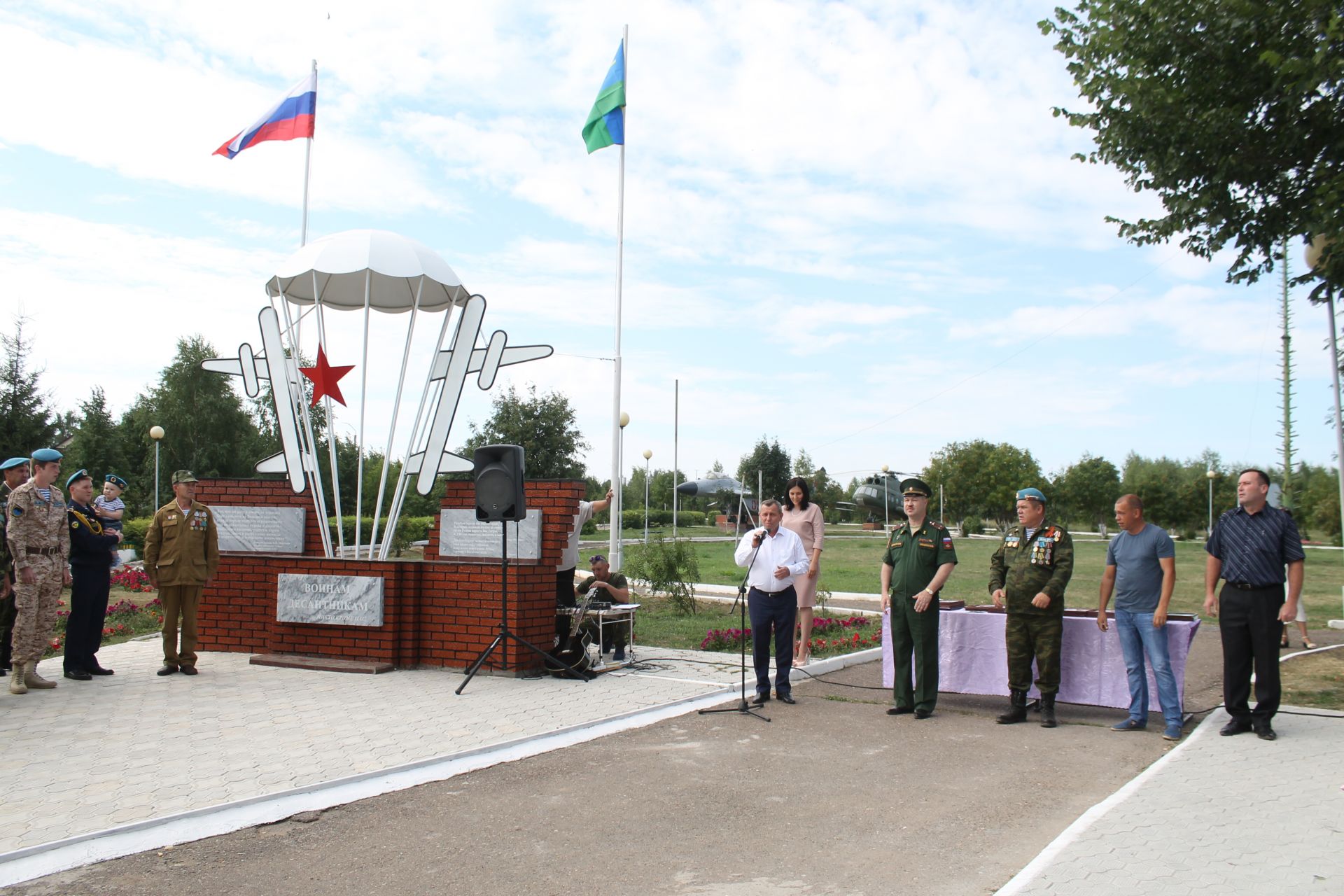 В Мамадыше отметили День ВДВ и открыли памятник