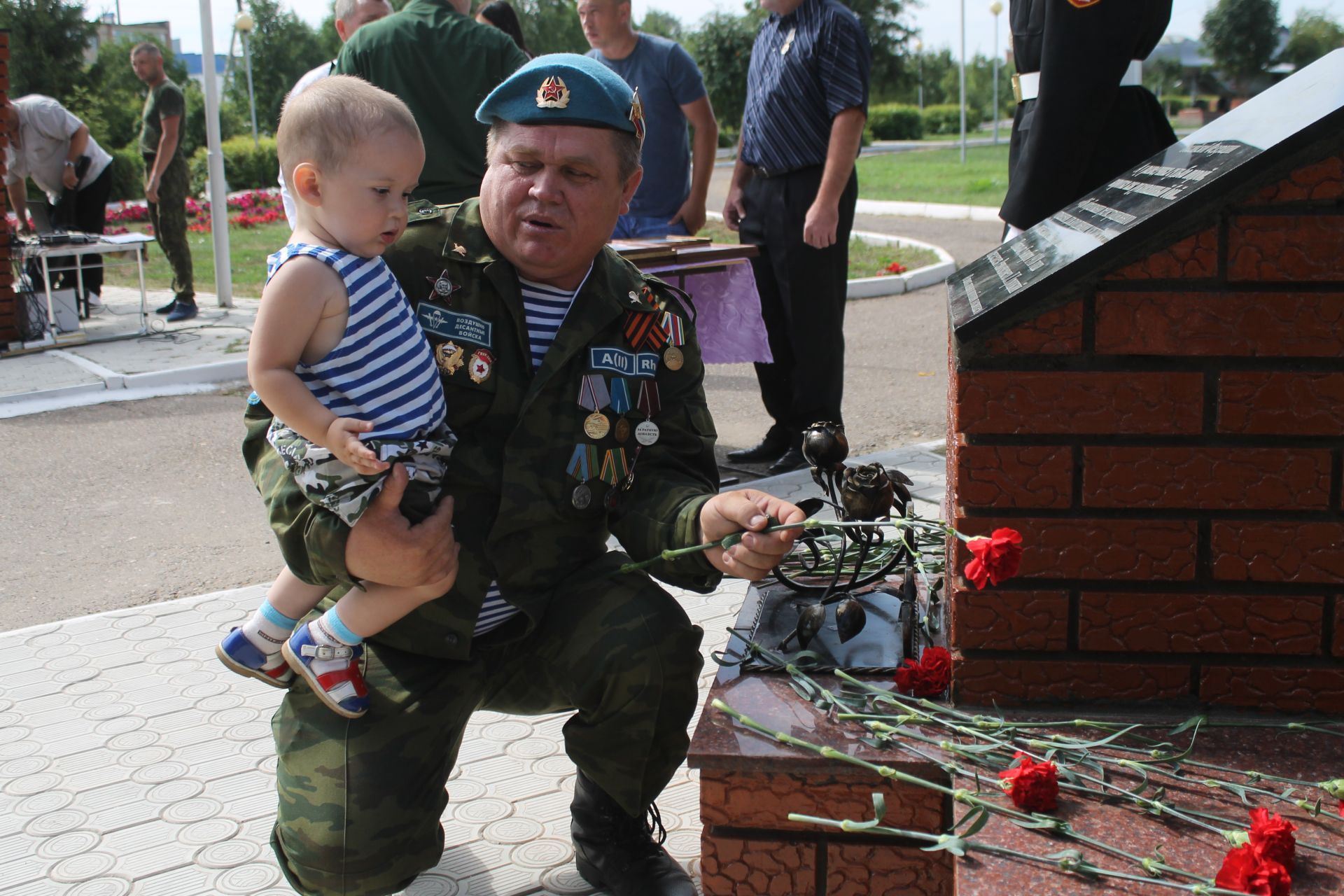 В Мамадыше отметили День ВДВ и открыли памятник