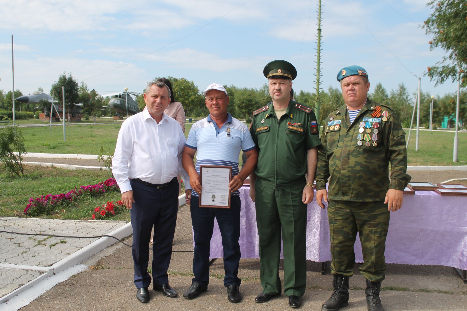 В Мамадыше отметили День ВДВ и открыли памятник