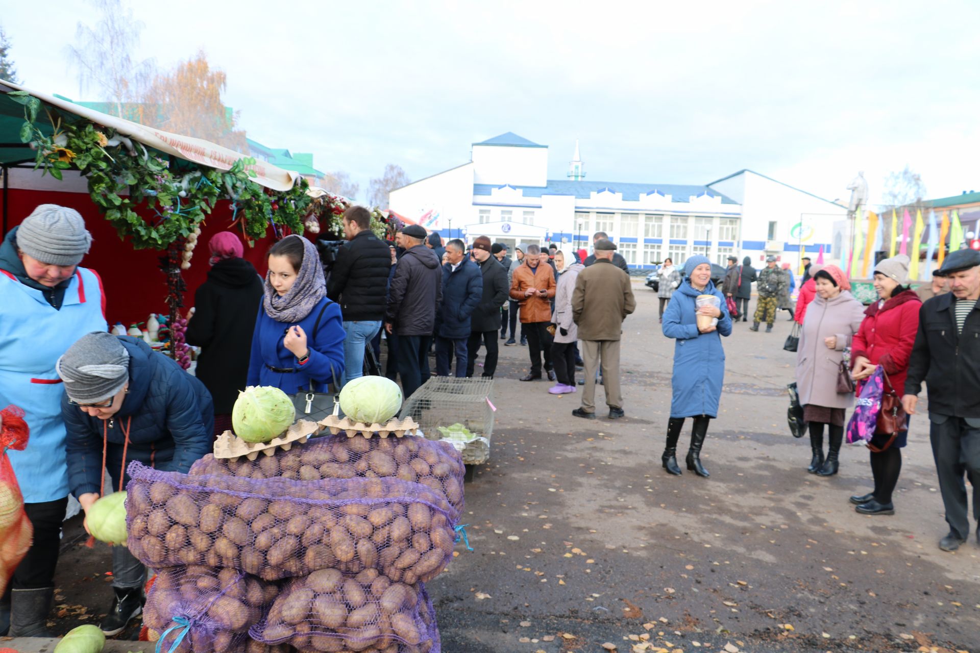 Вчера на главной площади города состоялась очередная сельскохозяйственная ярмарка