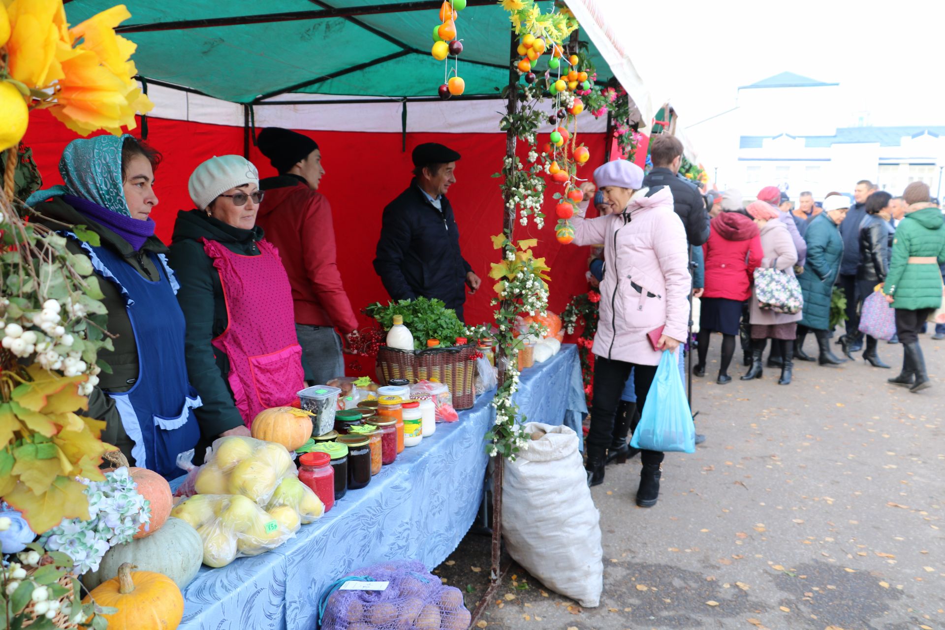 Вчера на главной площади города состоялась очередная сельскохозяйственная ярмарка