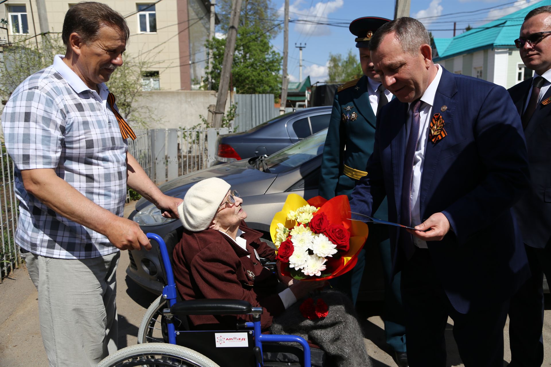 В День Победы ветерана Великой Отечественной Войны поздравил глава Мамадышского района