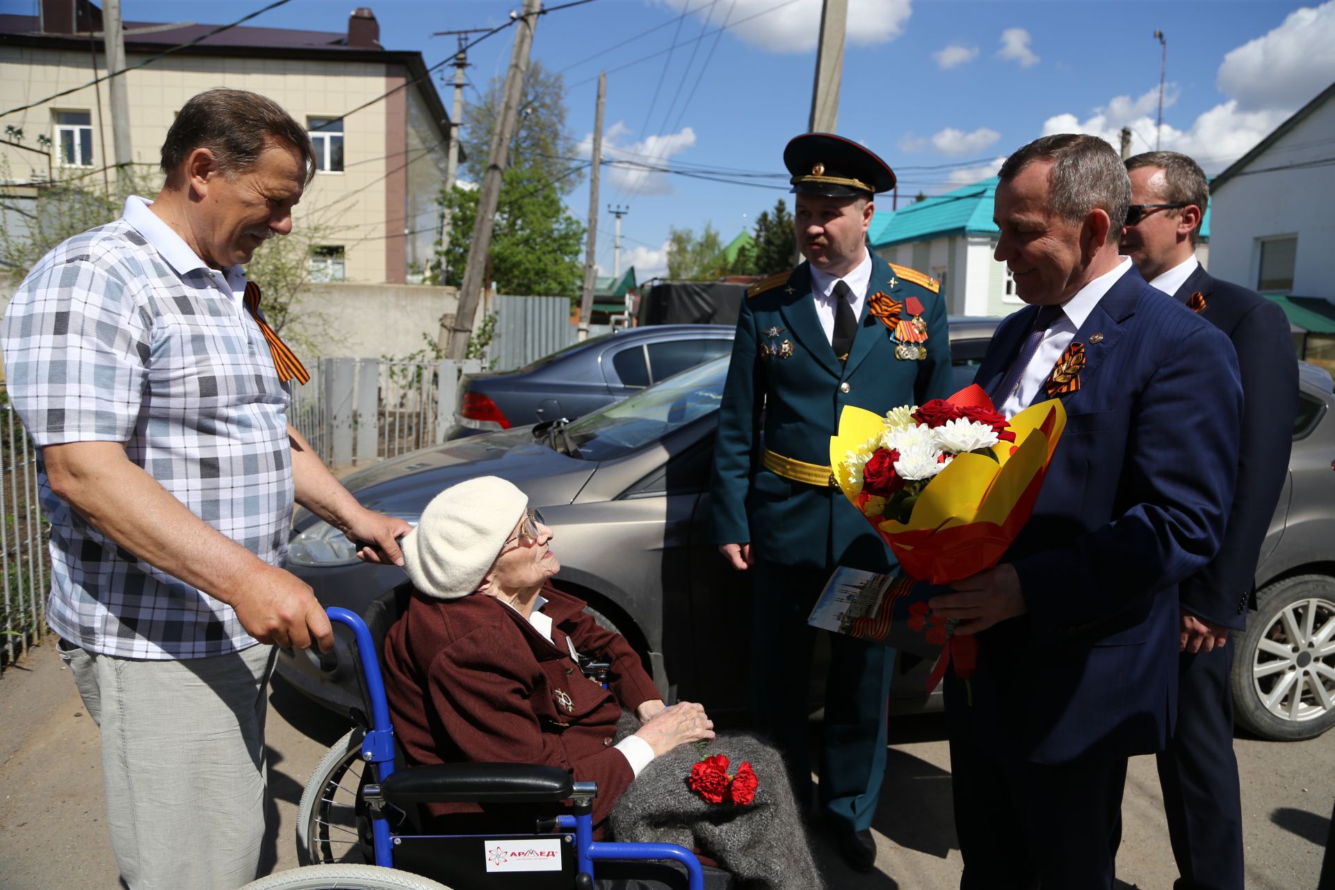 В День Победы ветерана Великой Отечественной Войны поздравил глава Мамадышского района