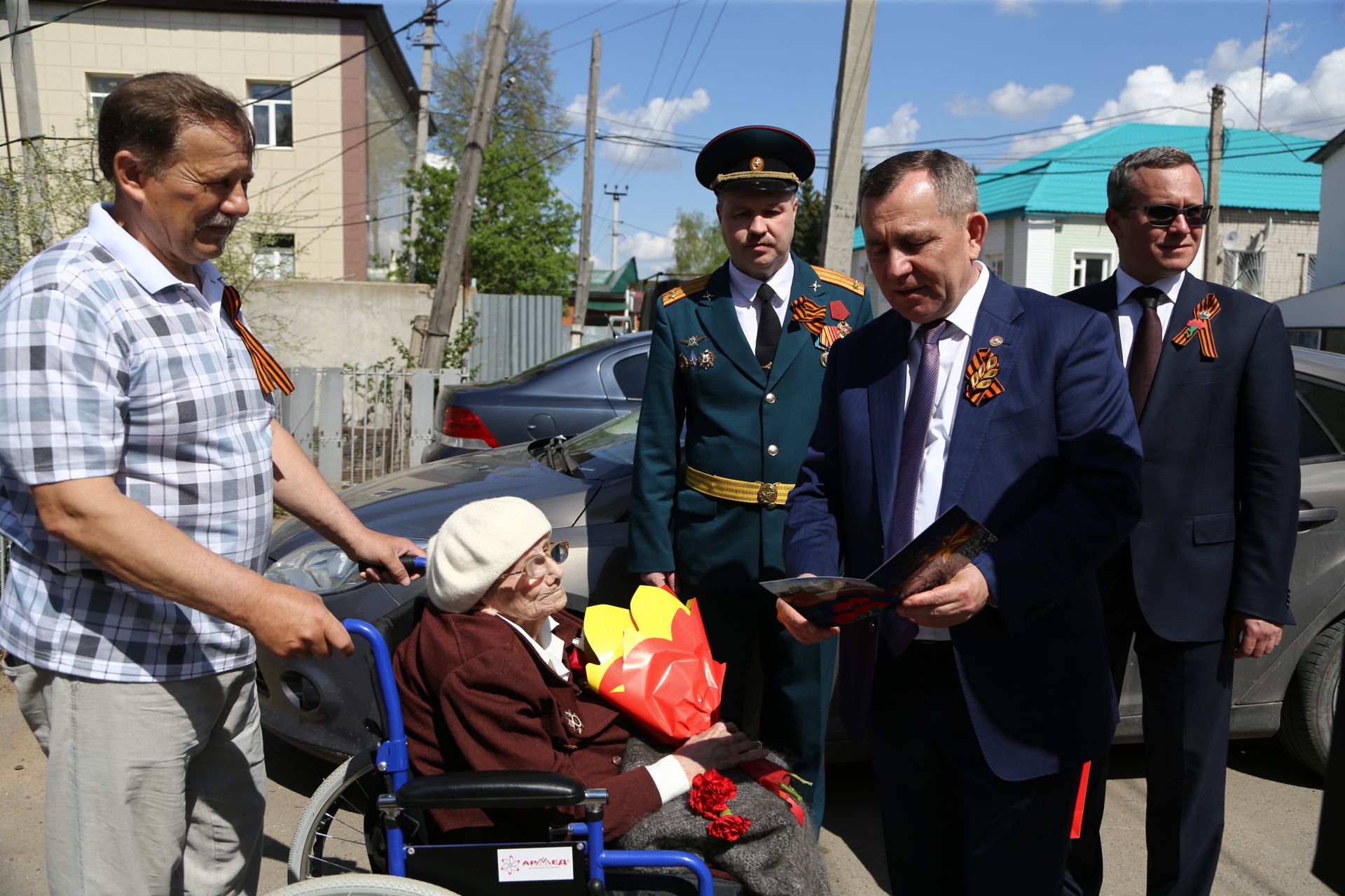 В День Победы ветерана Великой Отечественной Войны поздравил глава Мамадышского района