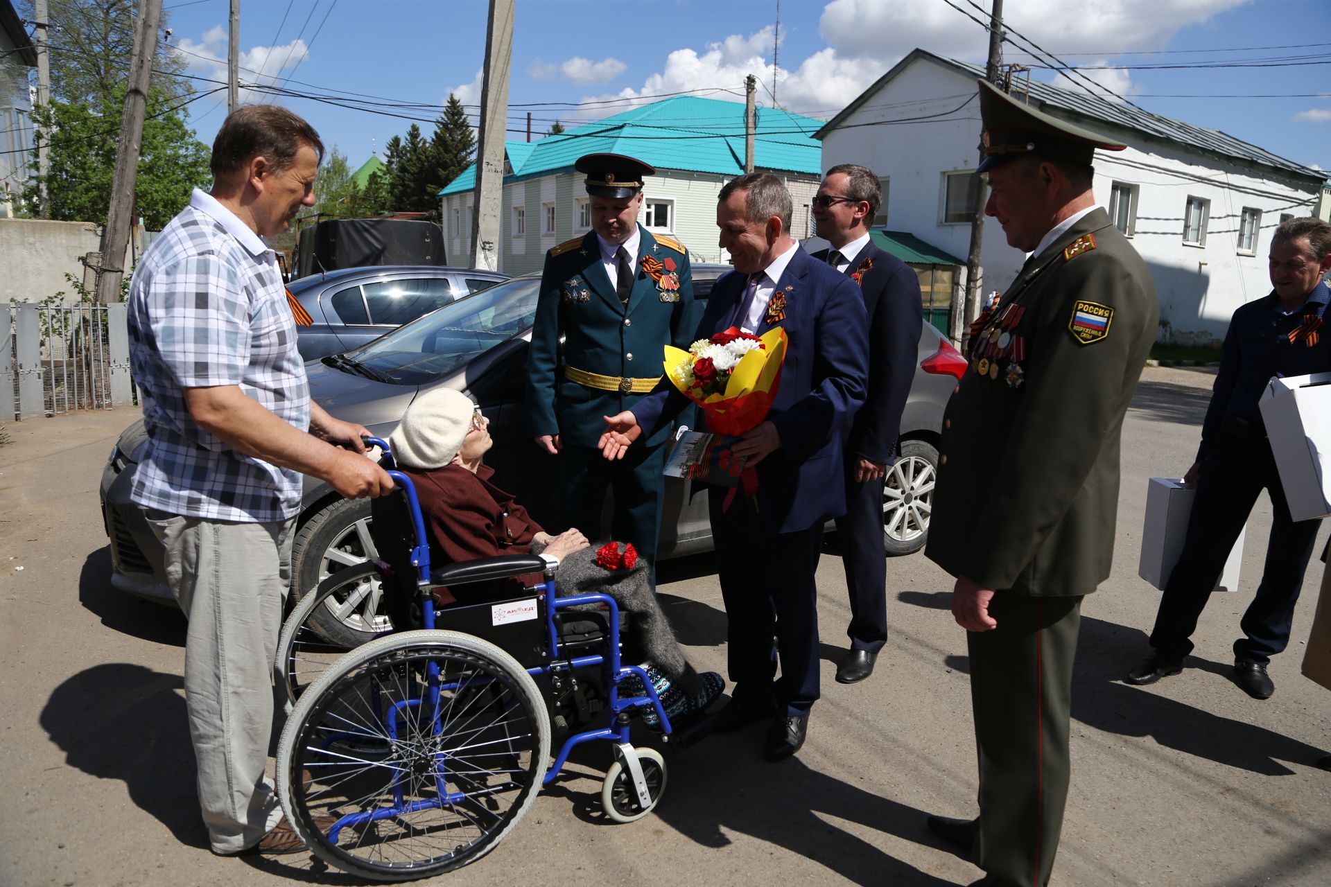 В День Победы ветерана Великой Отечественной Войны поздравил глава Мамадышского района