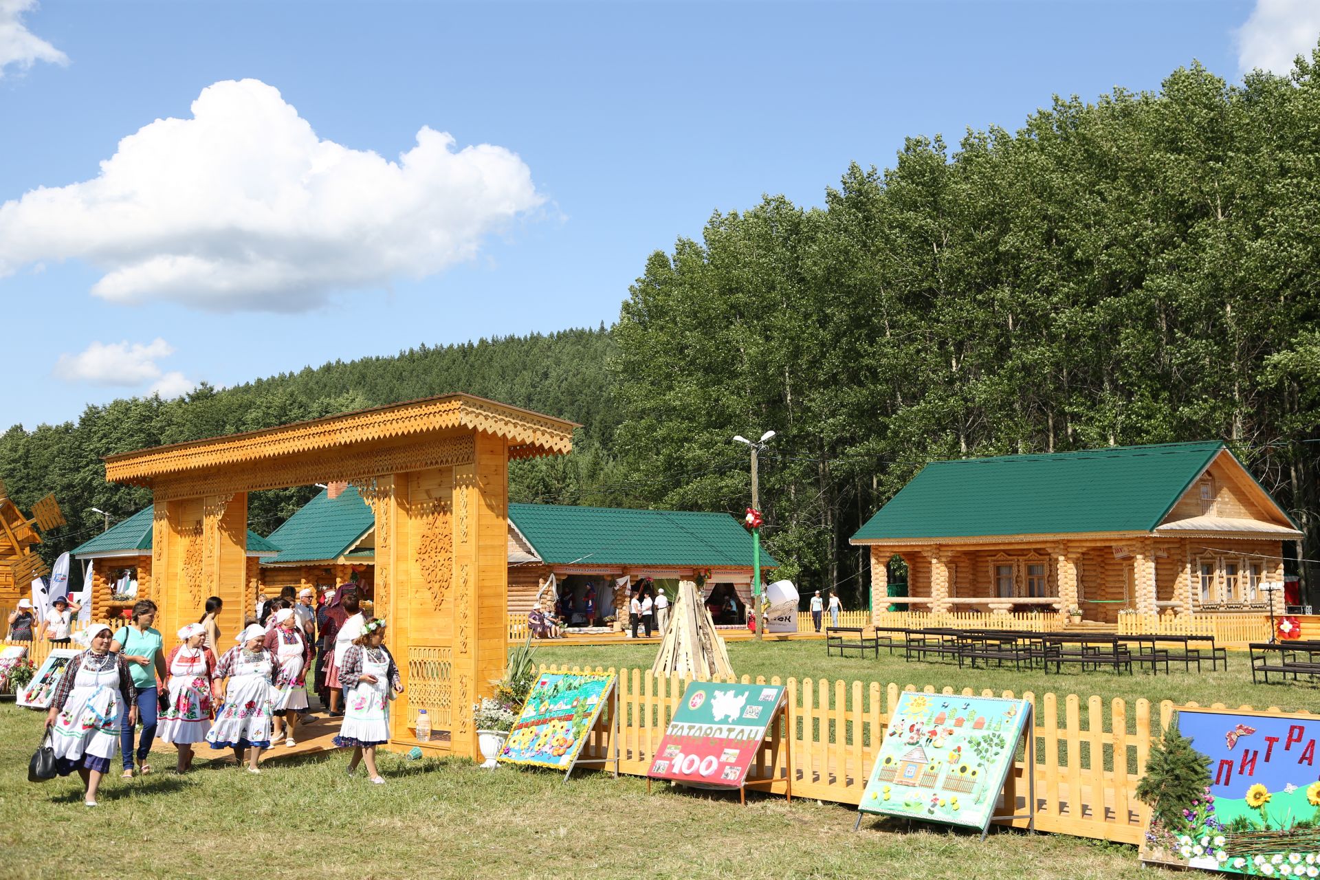 Поляна Тырлау перед праздником.