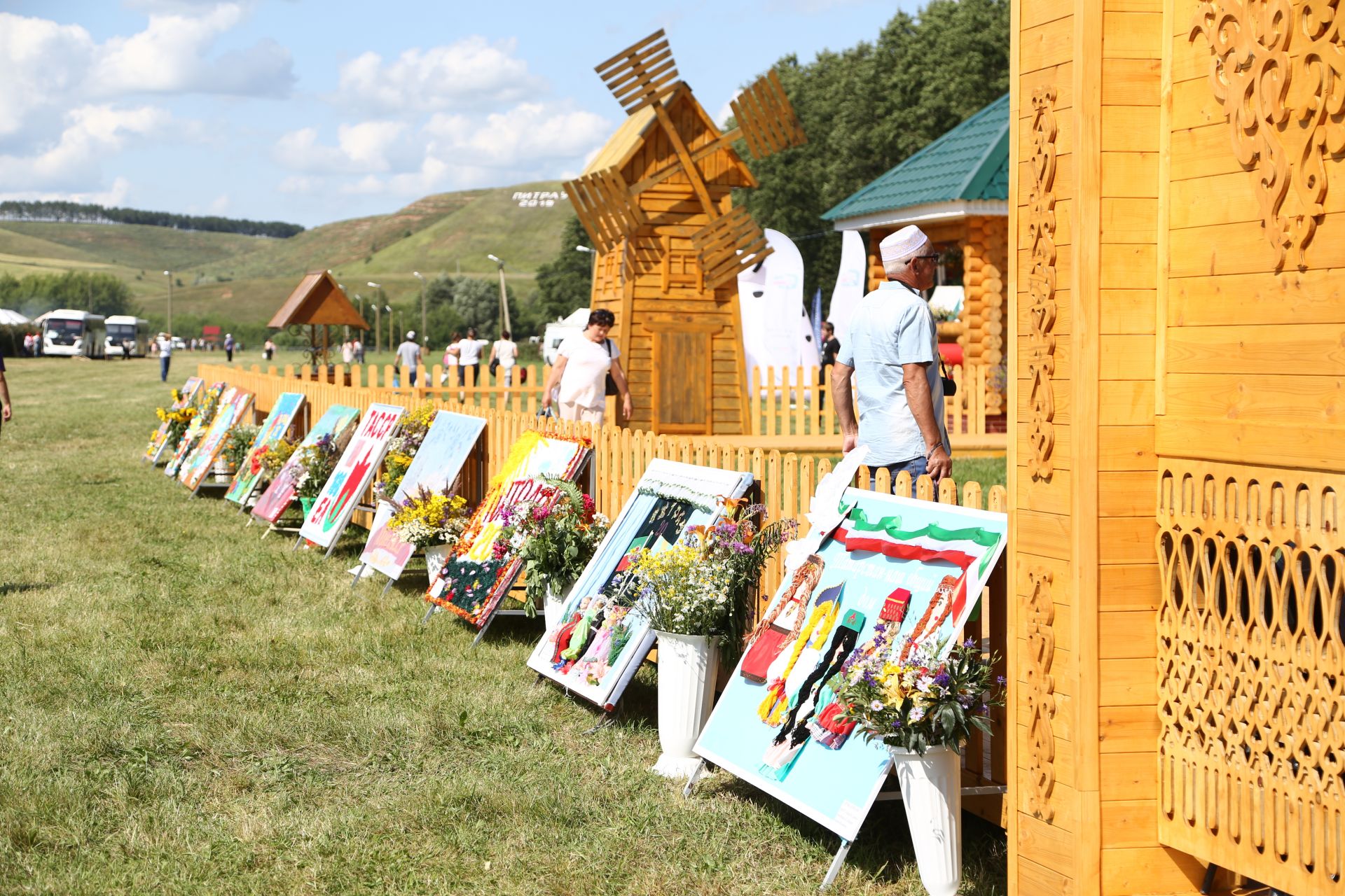 Поляна Тырлау перед праздником.