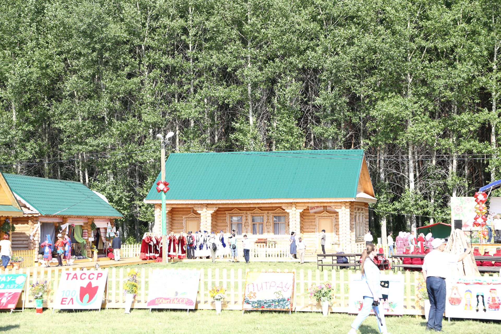 Поляна Тырлау перед праздником.