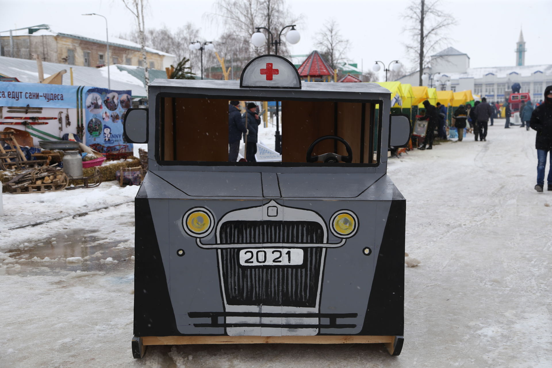 Десятки креативных саней уже выстроились на центральной площади города