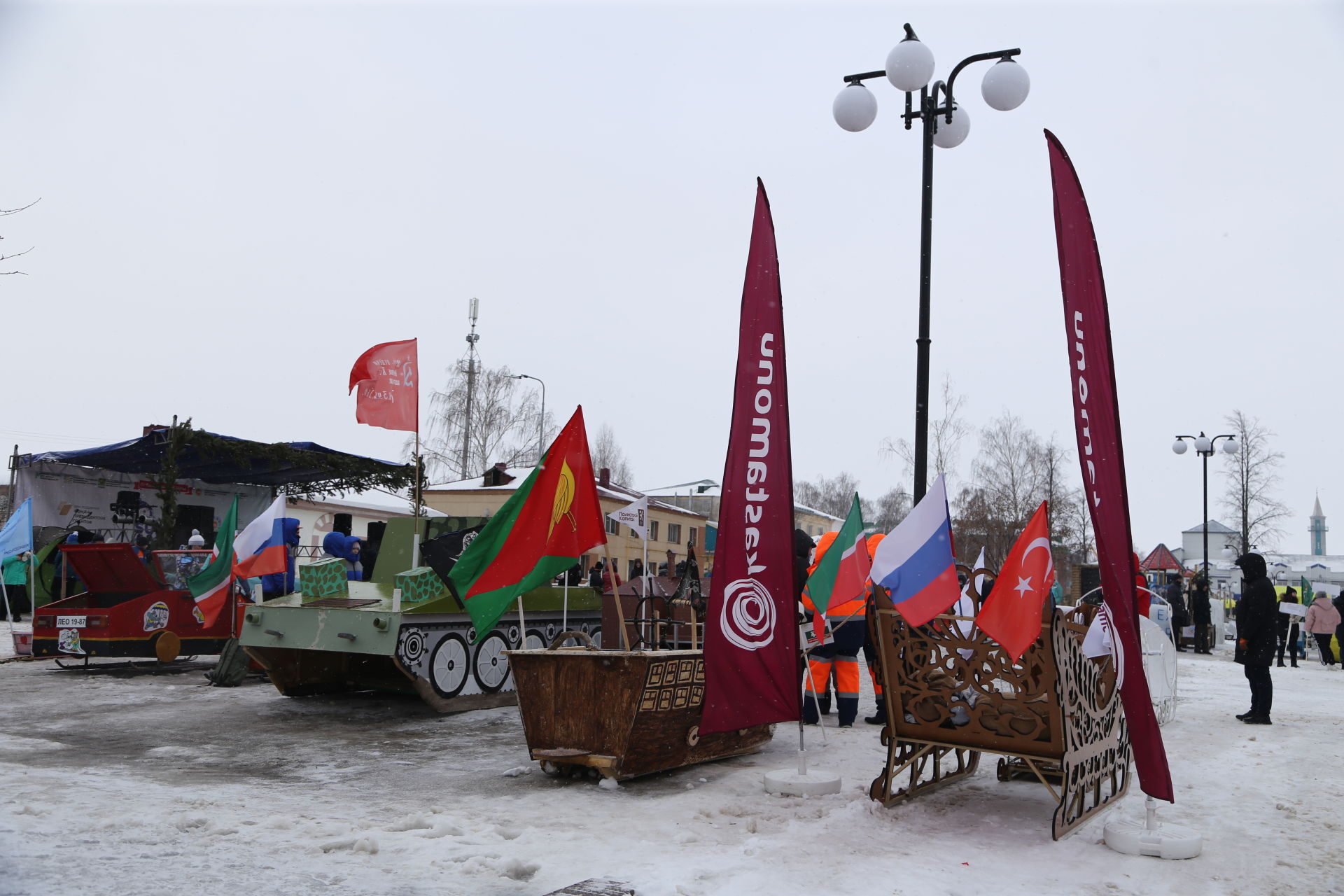 Десятки креативных саней уже выстроились на центральной площади города