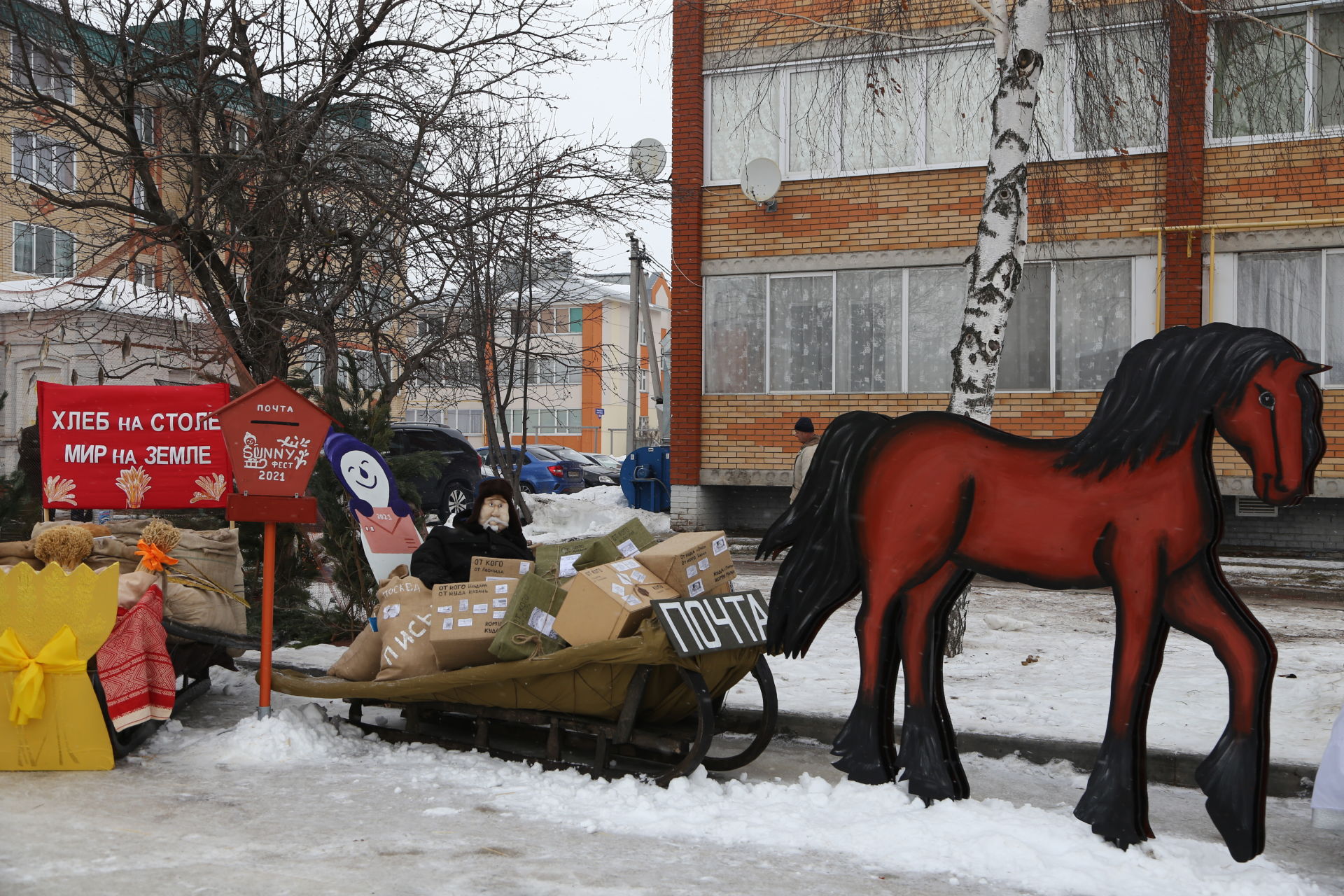 Десятки креативных саней уже выстроились на центральной площади города