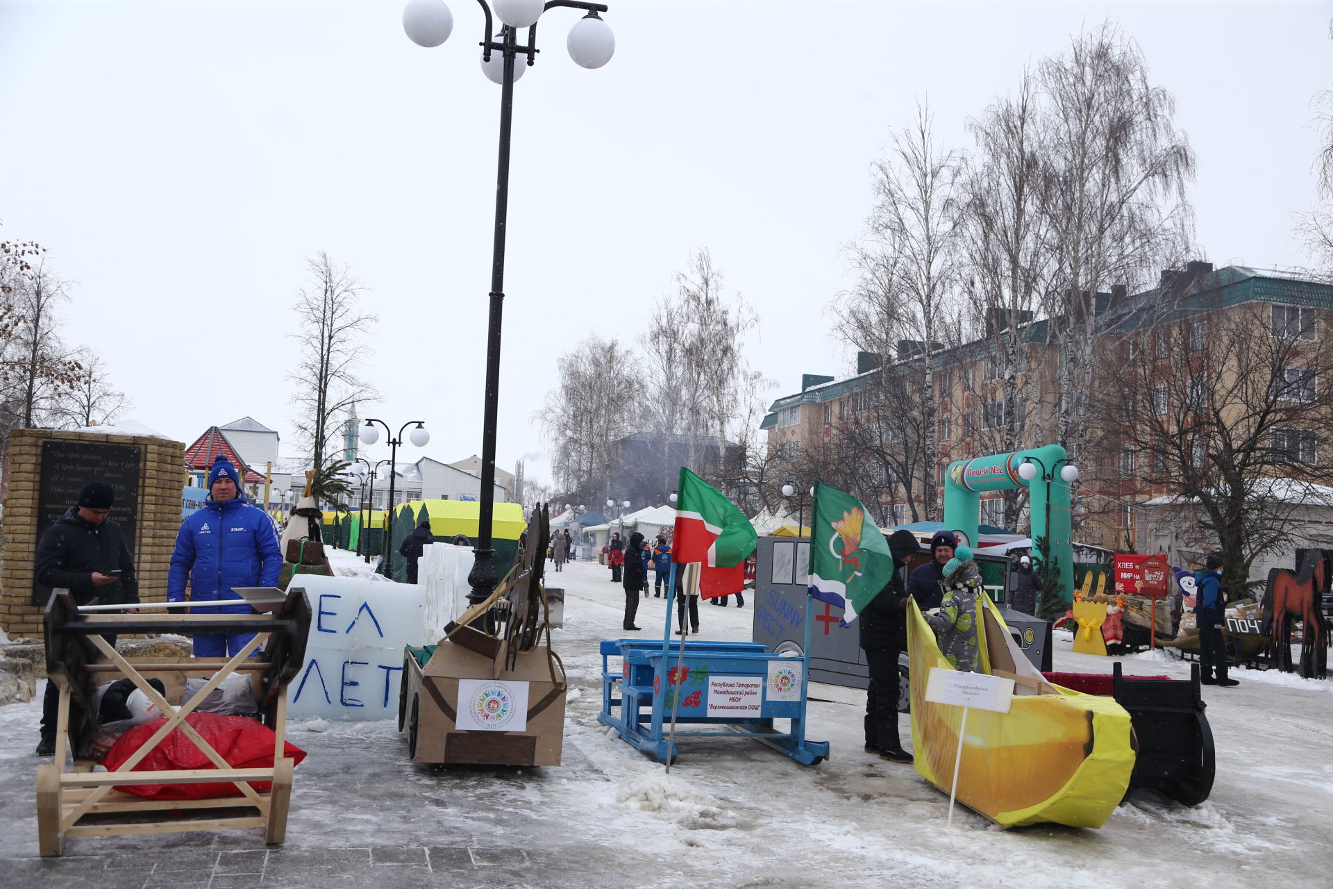 Десятки креативных саней уже выстроились на центральной площади города