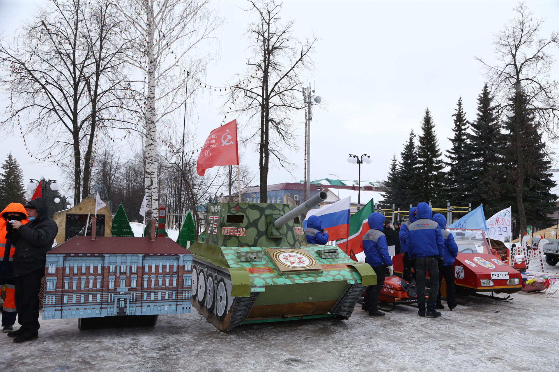 Десятки креативных саней уже выстроились на центральной площади города