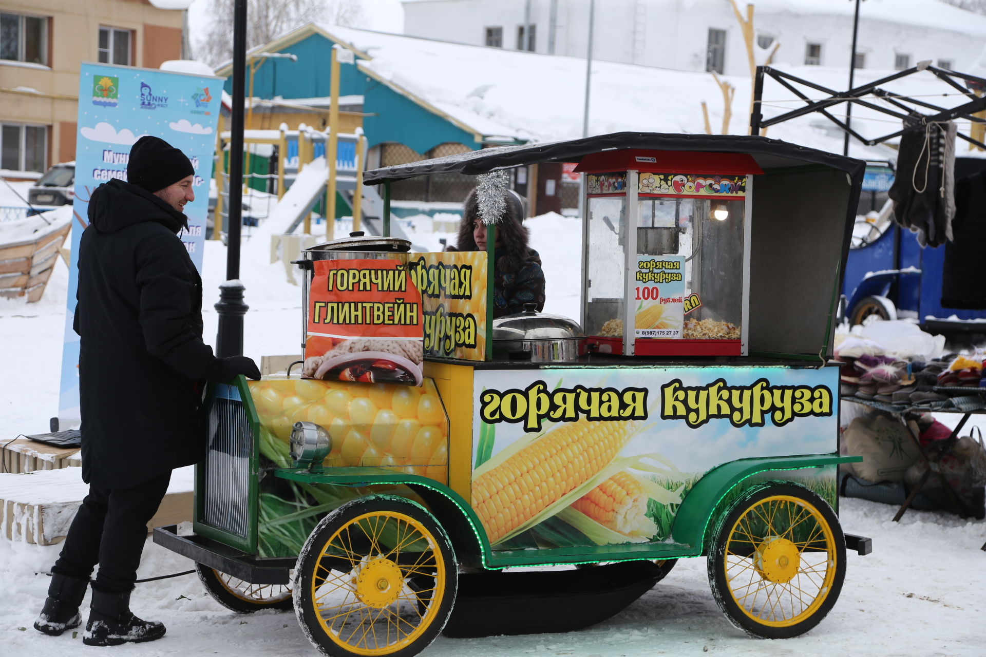 Десятки креативных саней выстроились на центральной площади города