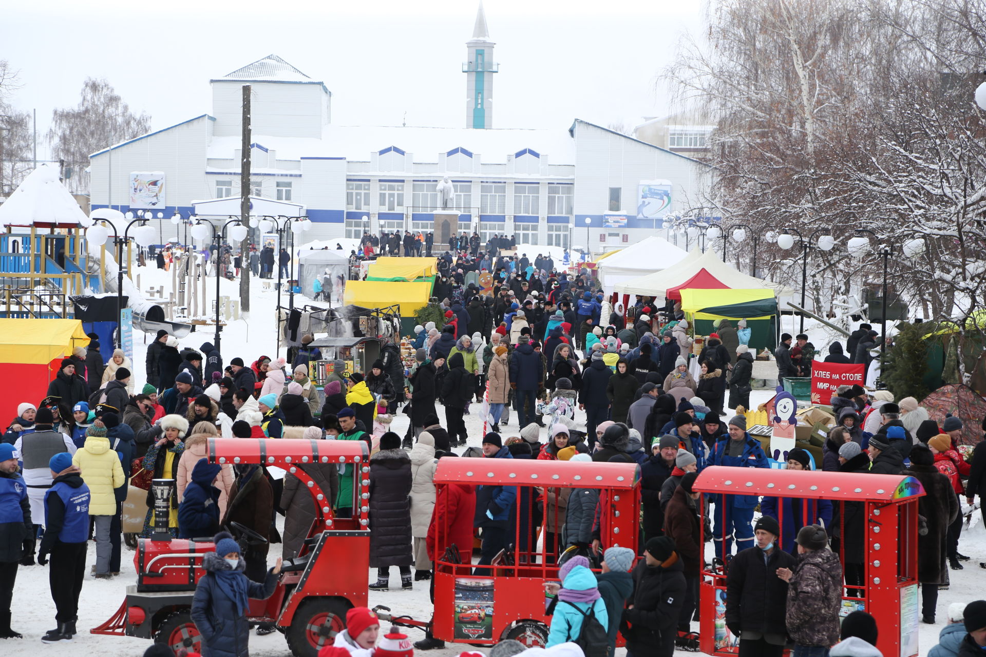 Десятки креативных саней выстроились на центральной площади города