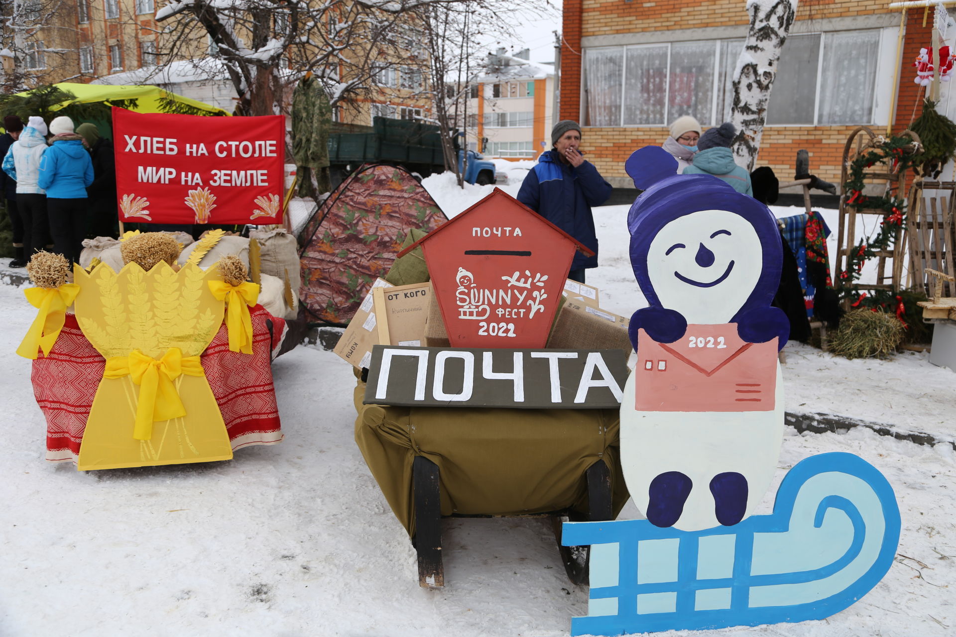 Десятки креативных саней выстроились на центральной площади города