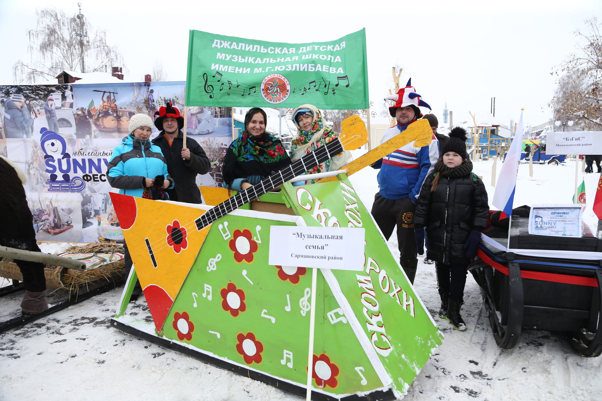 Десятки креативных саней выстроились на центральной площади города