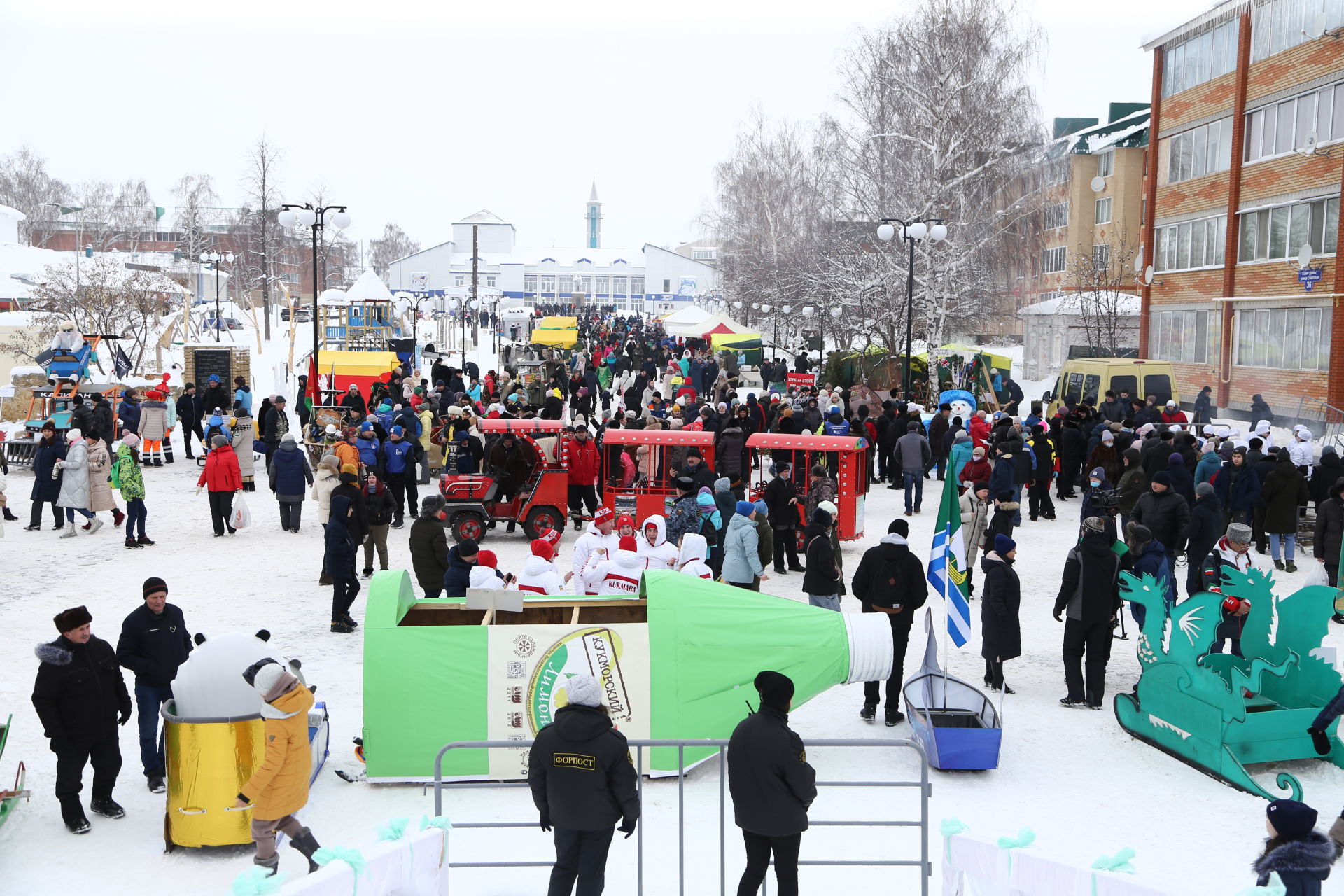 Десятки креативных саней выстроились на центральной площади города