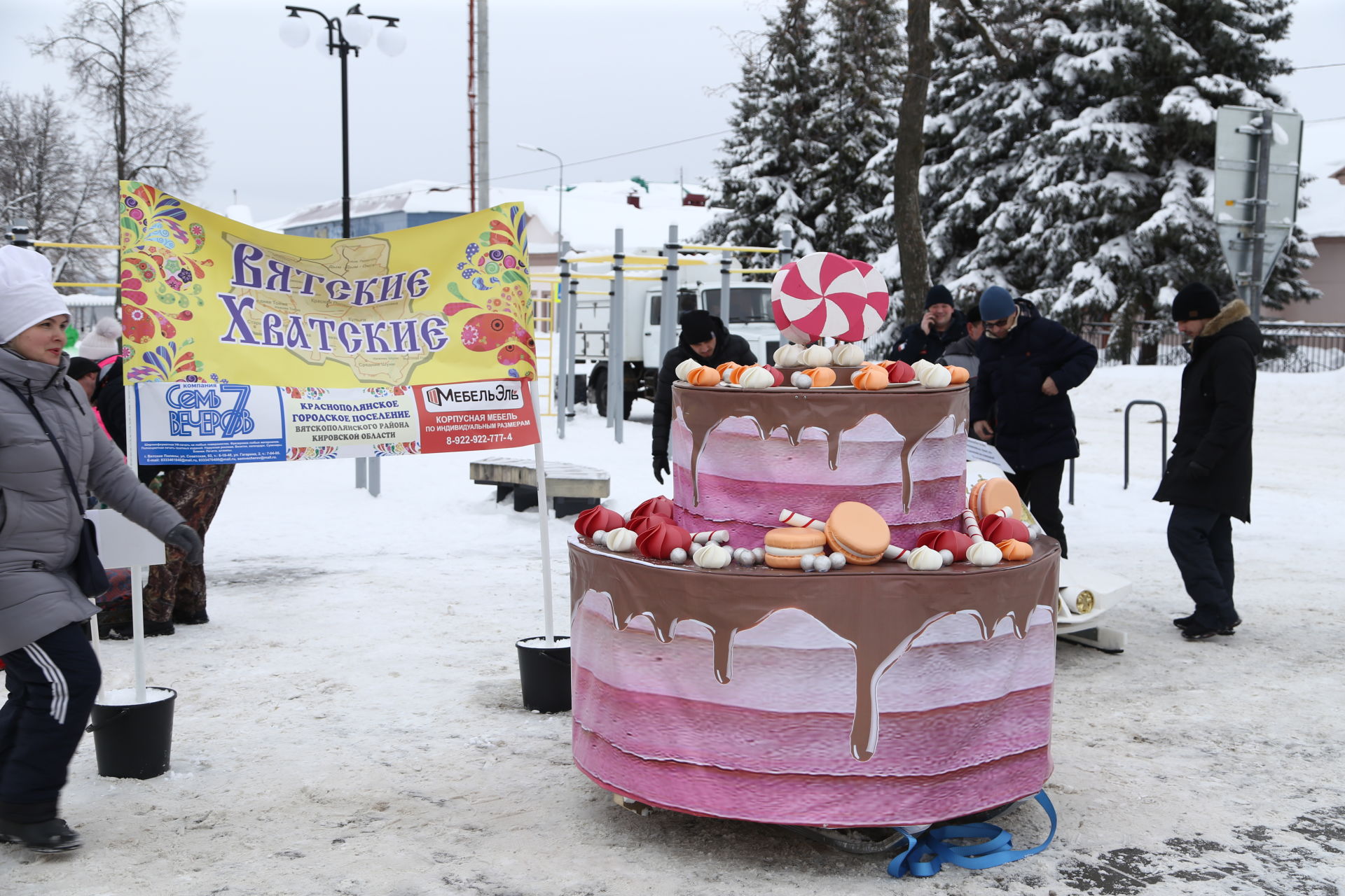 Десятки креативных саней выстроились на центральной площади города