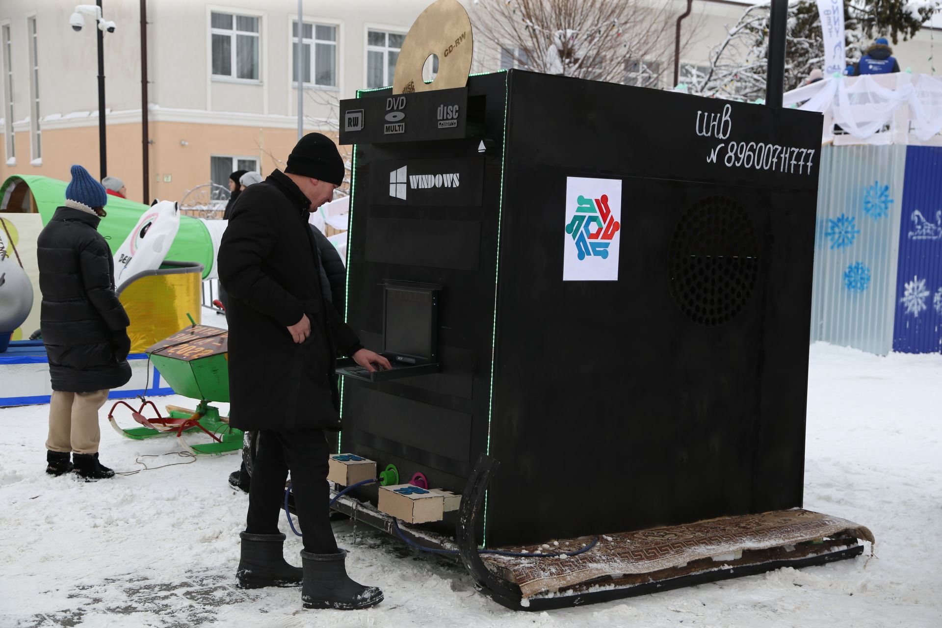 Десятки креативных саней выстроились на центральной площади города