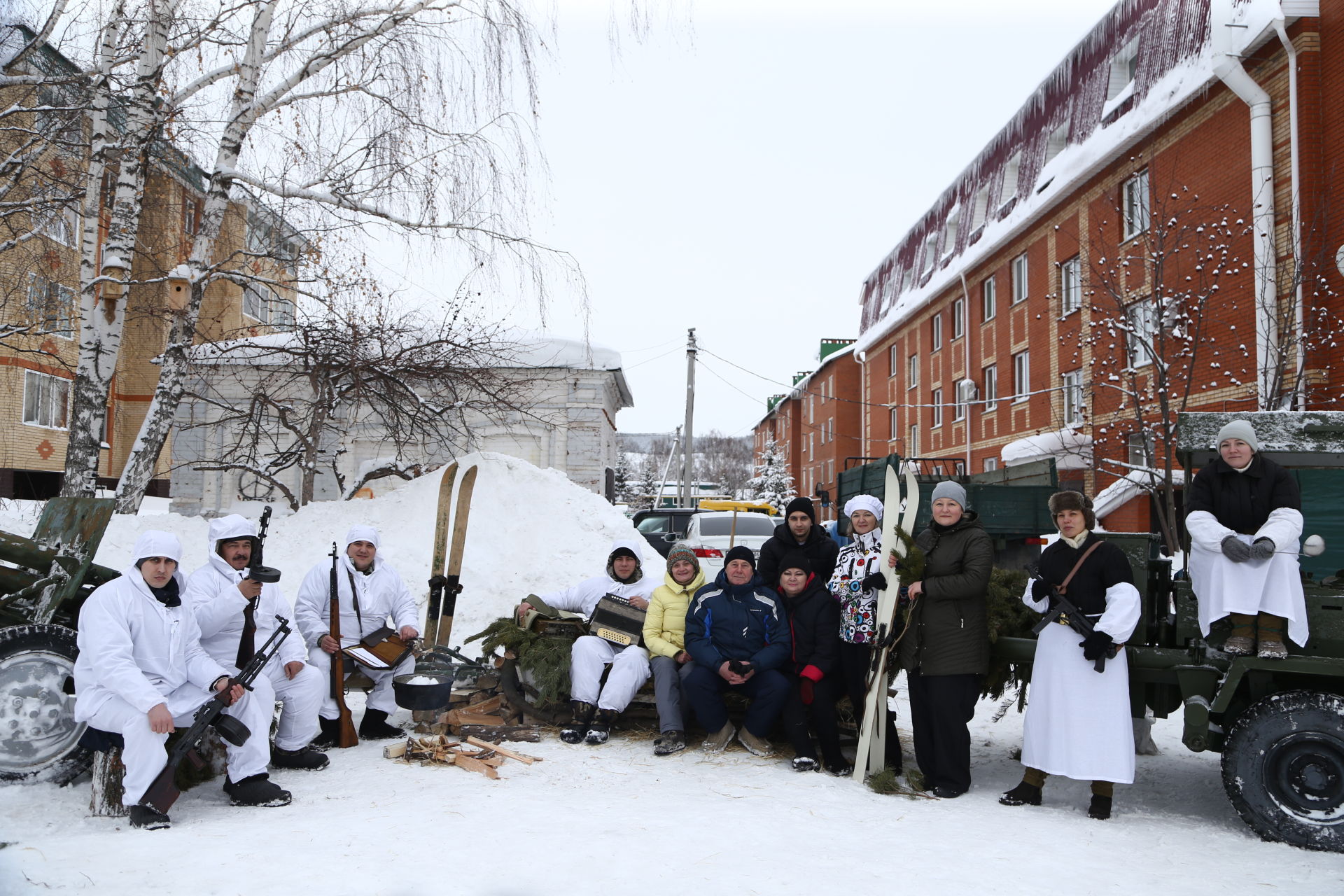 Десятки креативных саней выстроились на центральной площади города