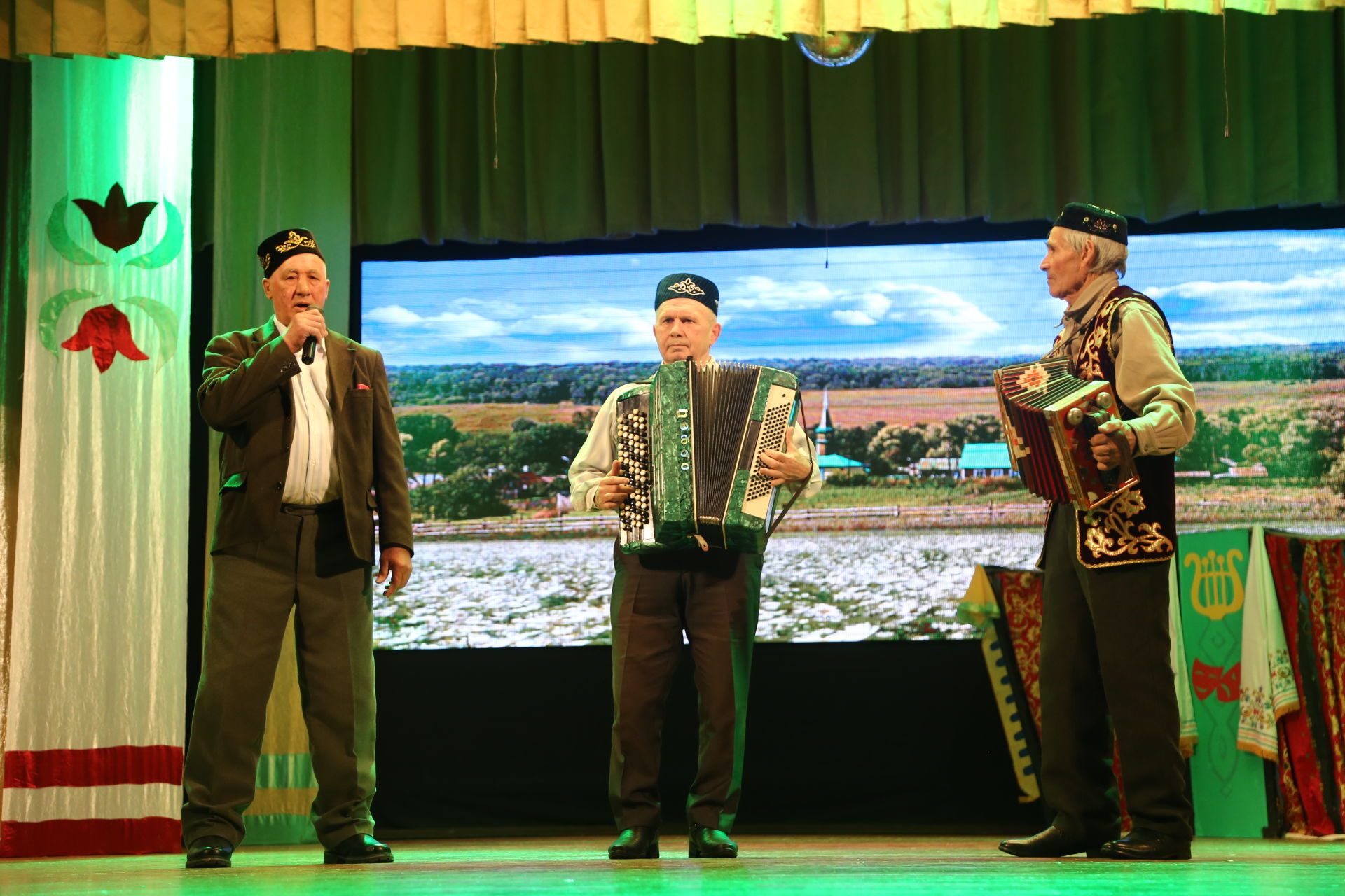 На сцене районного Дома культуры прошел конкурс гармонистов, посвящённый памяти Зуфара Закирова