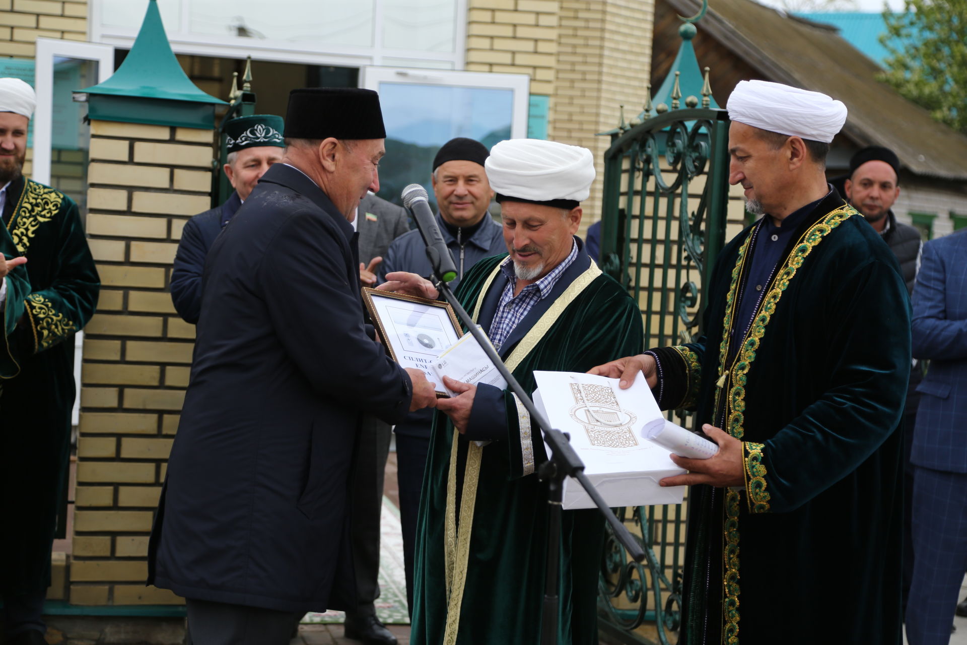 Жителям Нижних Яков подарили новую мечеть