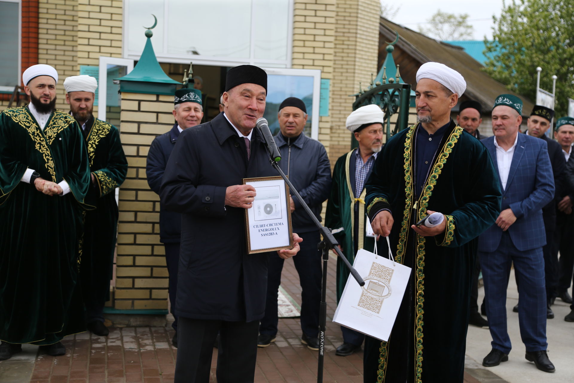 Жителям Нижних Яков подарили новую мечеть