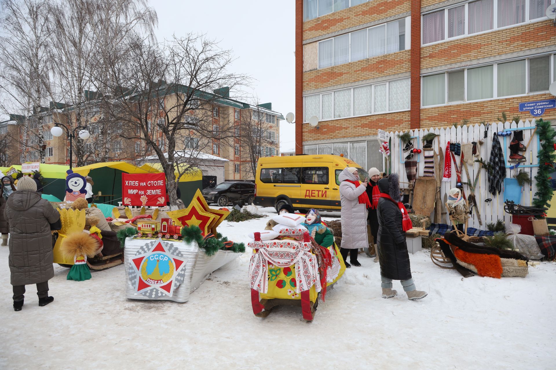 Десятки креативных саней выстроились на центральной площади города